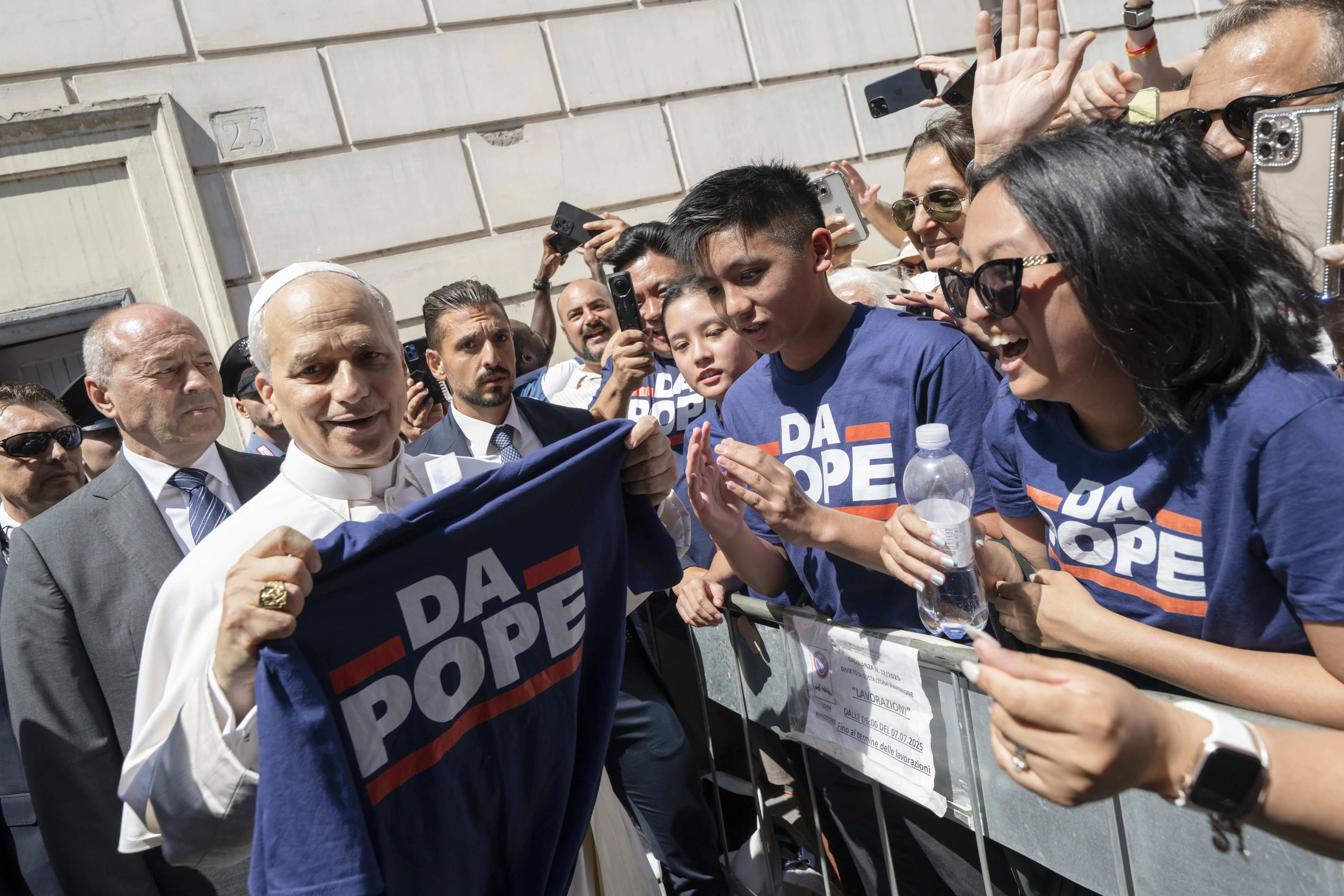 De familie Muñoz geeft Paus Leo XIV een T-shirt met de tekst “Da Pope” na de Mis in Albano, Italië, op zondag 20 juli 2025. Credit: Vatican Media