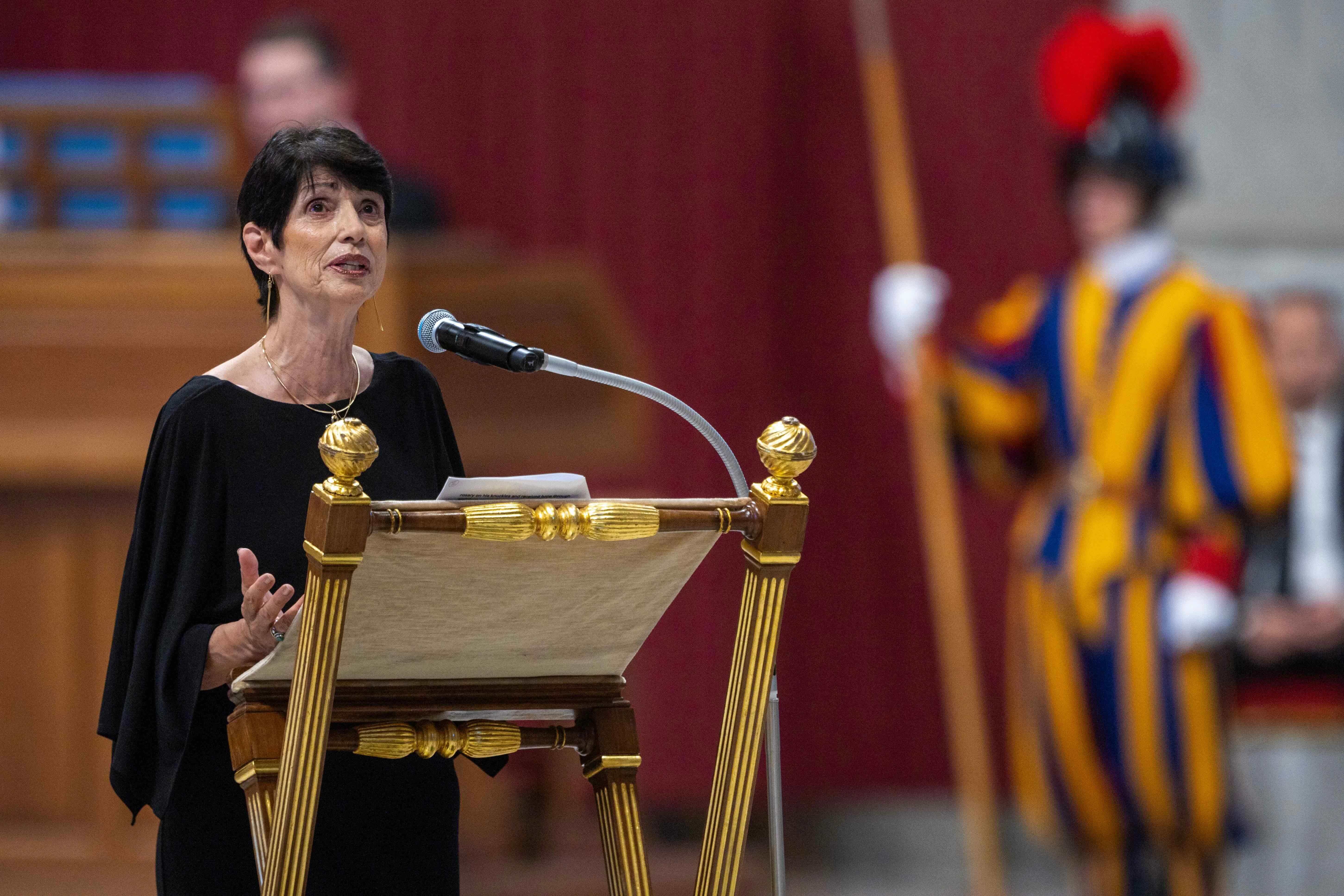 Diane Foley, moeder van de overleden Amerikaanse journalist James Foley, geeft haar getuigenis bij de gebedswake voor het Jubileum van de Troost gehouden door Paus Leo XIV op 15 september 2025 in de Sint-Pietersbasiliek in het Vaticaan. Credit: Daniel Ibáñez/EWTN News