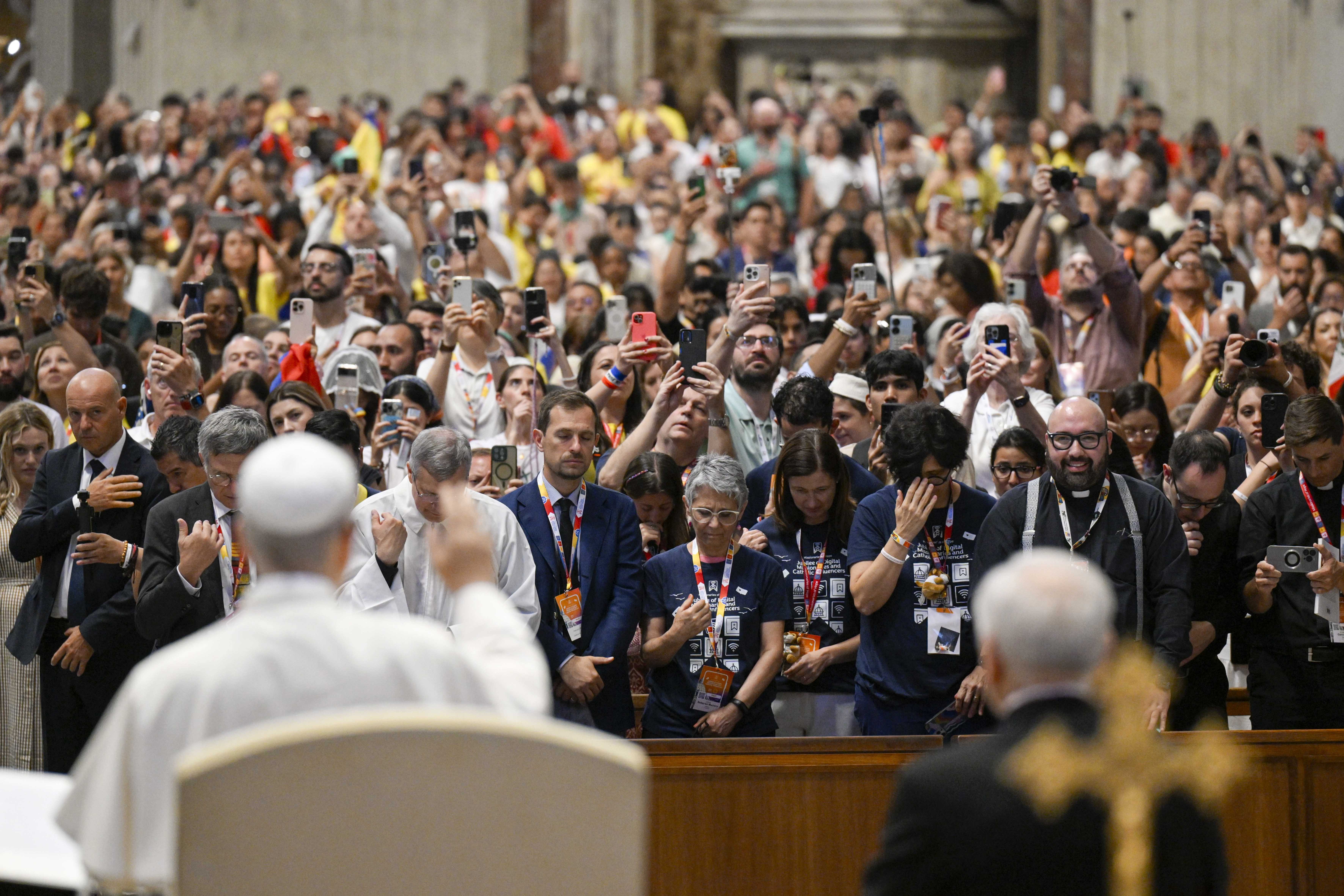 Paus Leo met digitale influencers in de Sint-Pietersbasiliek op 29 juli 2025. Credit: Vatican Media