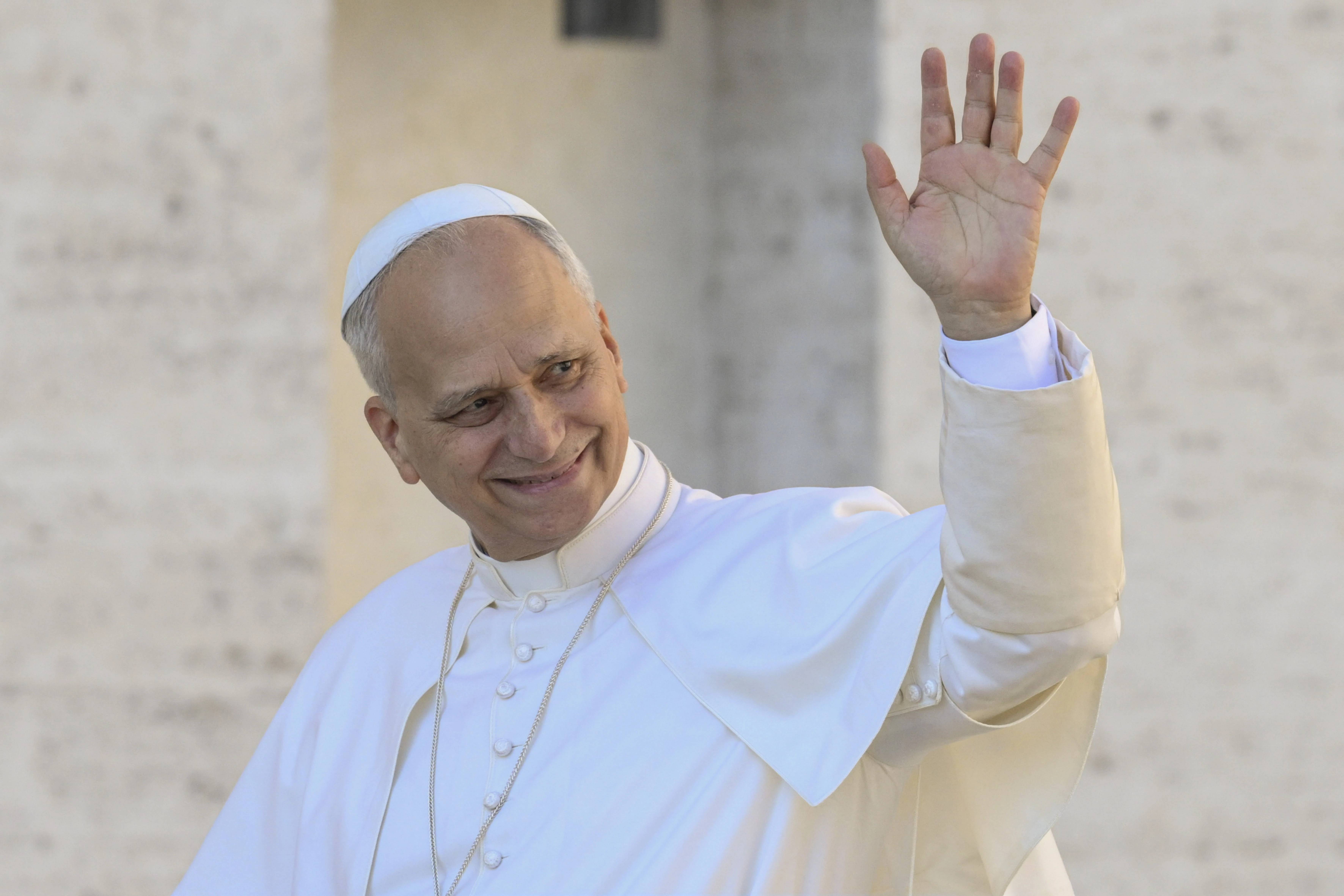 Paus Leo XIV begroet een menigte tijdens een jubileumaudiëntie op het Sint-Pietersplein in het Vaticaan, zaterdag 6 september 2025. Credit: Vatican Media