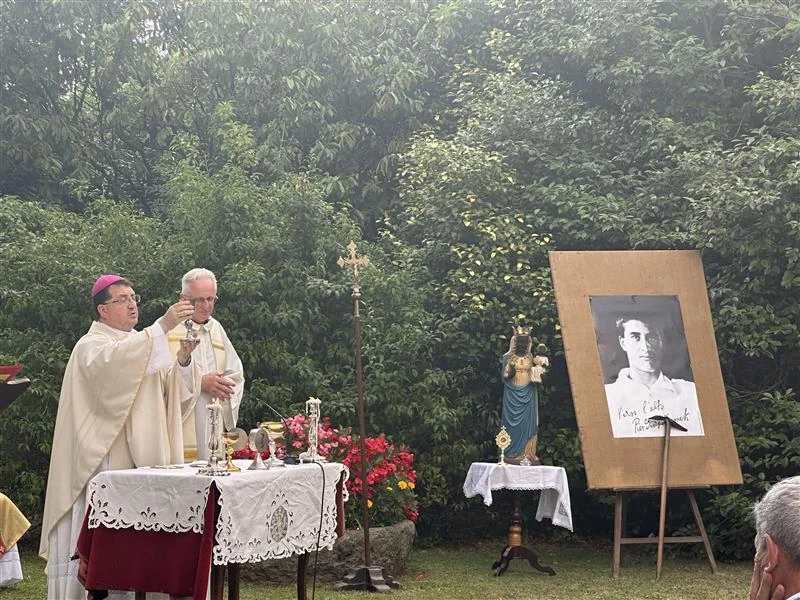Bisschop Roberto Farinella van Biella verzorgt een Mis op het terrein van het familiehuis van de Frassati’s in Pollone, Italië ter viering van de 100ste verjaardag van de dood van Pier Giorgio Frassati, donderdag 3 juli 2025. Credit: Courtney Mares/CNA
