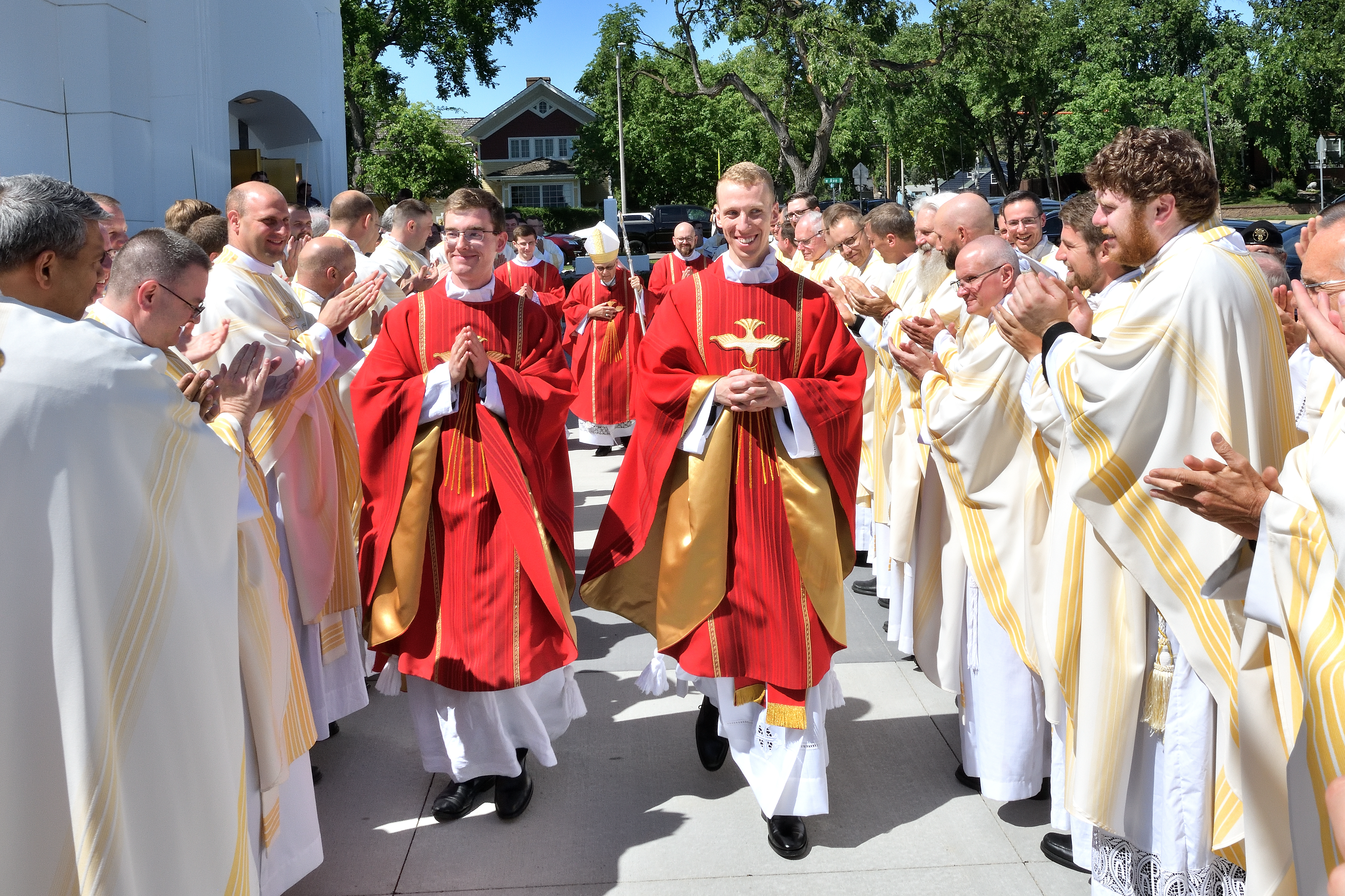 Priester Ryan Martiré (midden rechts) van het bisdom Bismarck, een Life-Giving Wounds alumnus, loopt in processie met priester Eric Artz na hun wijding op 11 juni 2024. Credit: Foto met dank aan Diaken Joe Krupinsky