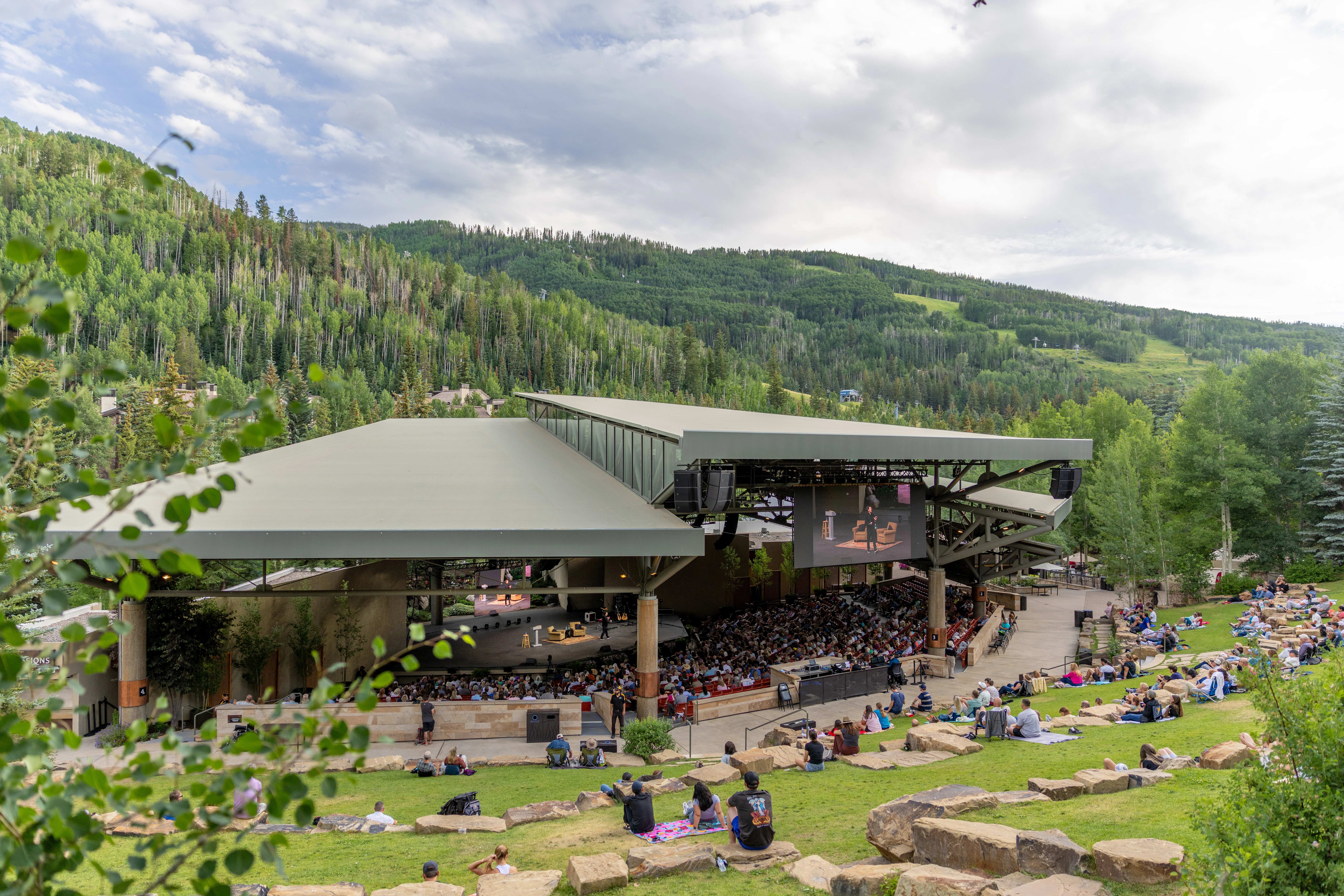 Vader Mike Schmitz' Parabelen Tour show bij het Gerald R. Ford Amphitheater in Vail, Colorado. Krediet: Daniel Milchev