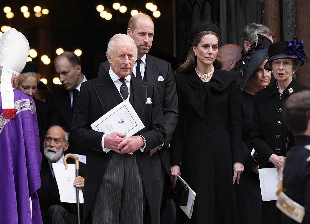 Brits koning Charles III staat met Brits prinses Michael van Kent (links); Brits prins Michael van Kent (tweede van links); Brits lord Frederick Windsor; Brits prins William, prins van Wales; Brits Catherine, prinses van Wales; Brits Sophie, hertogin van Edinburgh; en Brits prinses Anne, prinses Royal, volgend op een requiemmis voor wijlen Katharine, hertogin van Kent, in de Westminsterkathedraal in Londen op 16 september 2025. Credit: JORDAN PETTITT/POOL/AFP via Getty Images