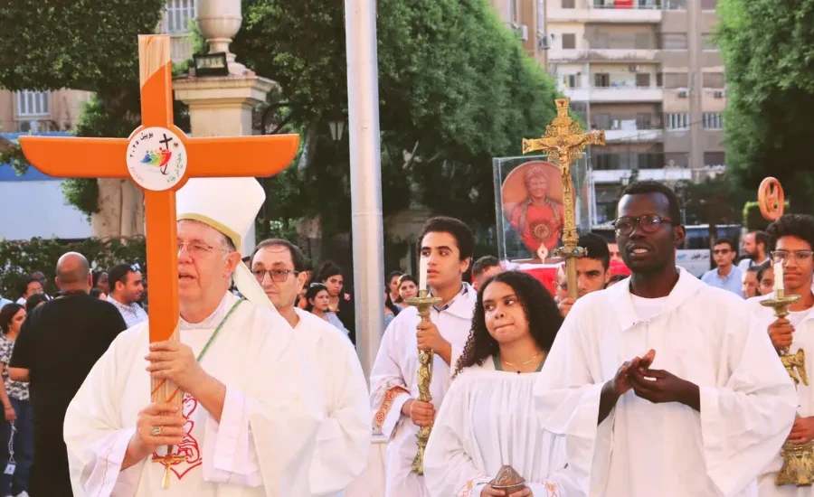 De jubileumdagen van augustus 2025 begonnen met een feestelijke Mis in de Sint-Catharinakathedraal in Alexandrië, voorgegaan door bisschop Claudio Lurati, de apostolisch vicaris van de Latijnen in Egypte, en gemarkeerd door de ontvangst van de relieken van de zalige Carlo Acutis. Credit: Foto met dank aan het Apostolisch Vicariaat van de Latijnen in Egypte