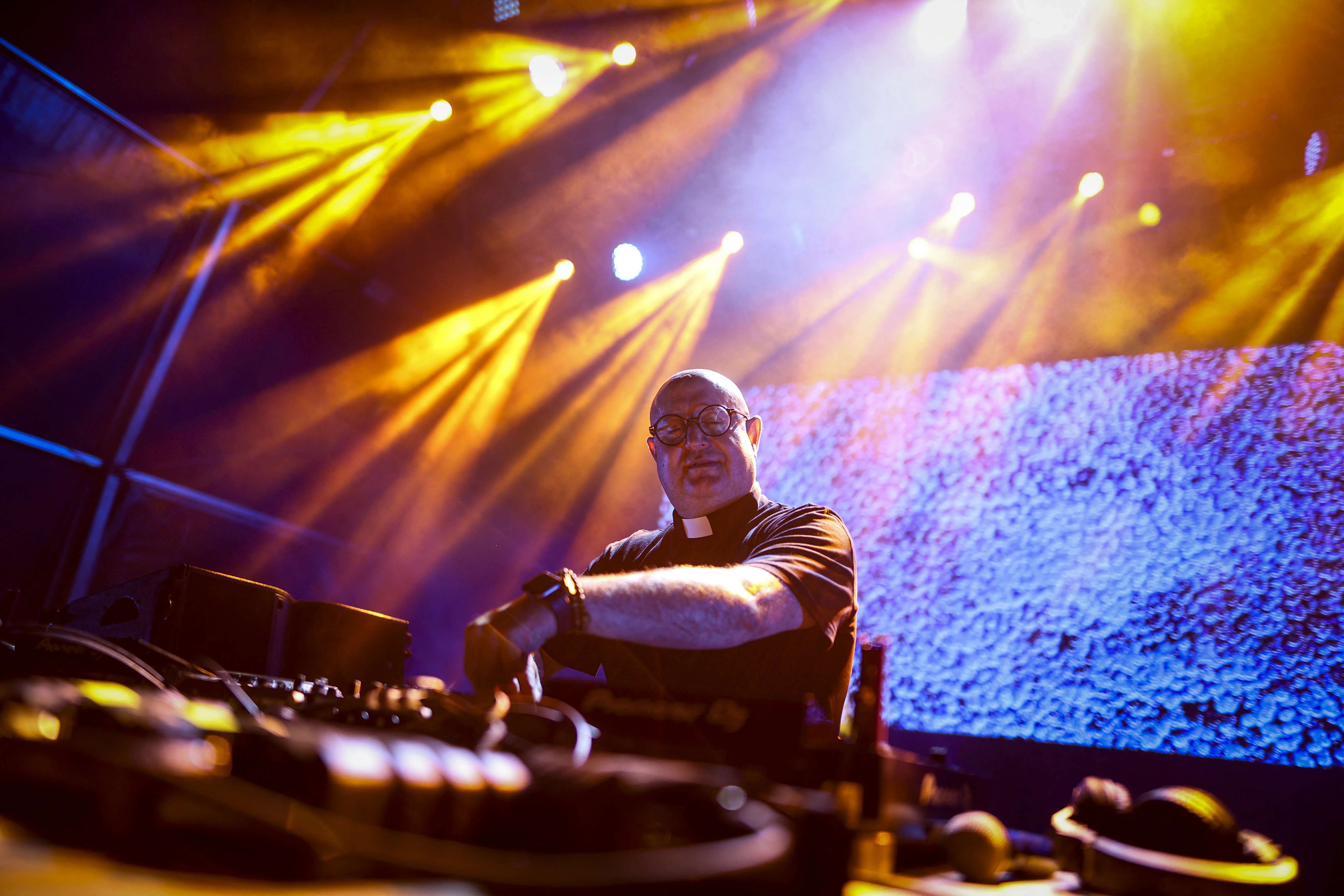 Guilherme Peixoto, een priester en DJ, treedt op het podium op tijdens een beurs in Coimbra, Portugal, op 4 juli 2024. Credit: Felipe Amorim/Getty Images