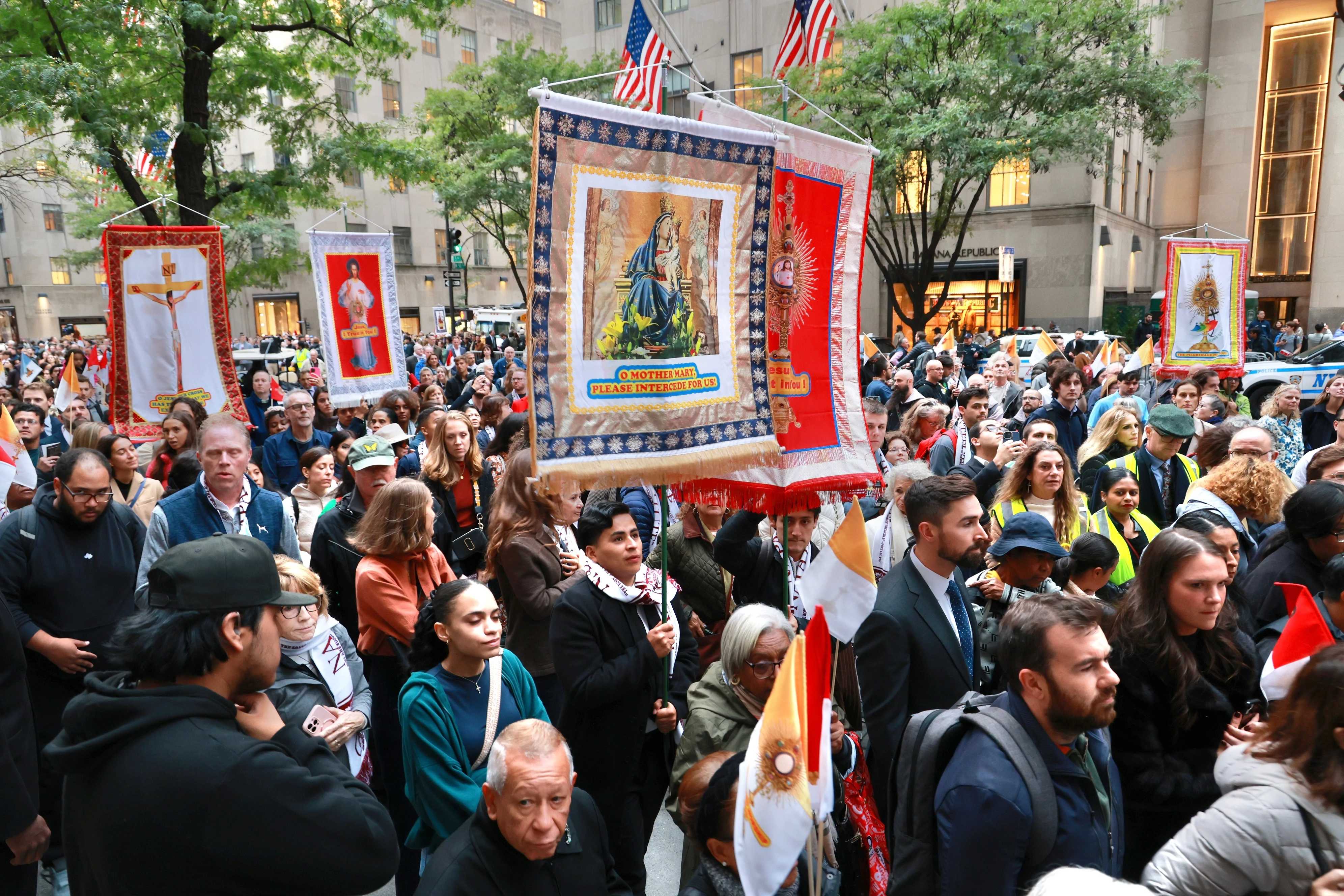 Na de Mis in St. Patrick's Kathedraal liep de Eucharistische processie uit op 5th Avenue. Credit: Zach Fiedler/Napa Institute