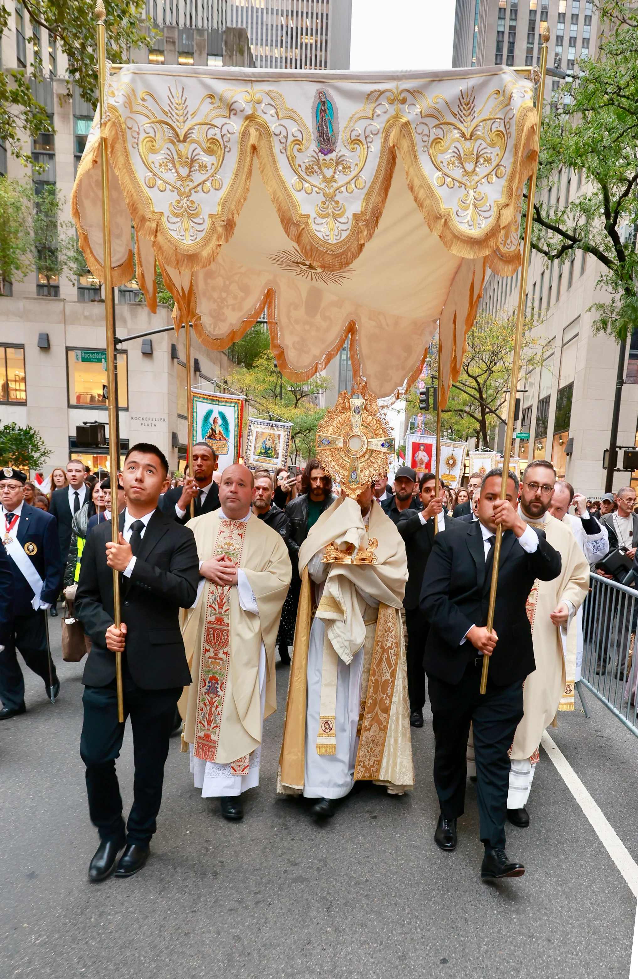 Een close-up van de monstrans tijdens de 6e jaarlijkse Eucharistische processie die plaatsvond in New York City op 14 oktober. Credit: Zach Fiedler/Napa Institute
