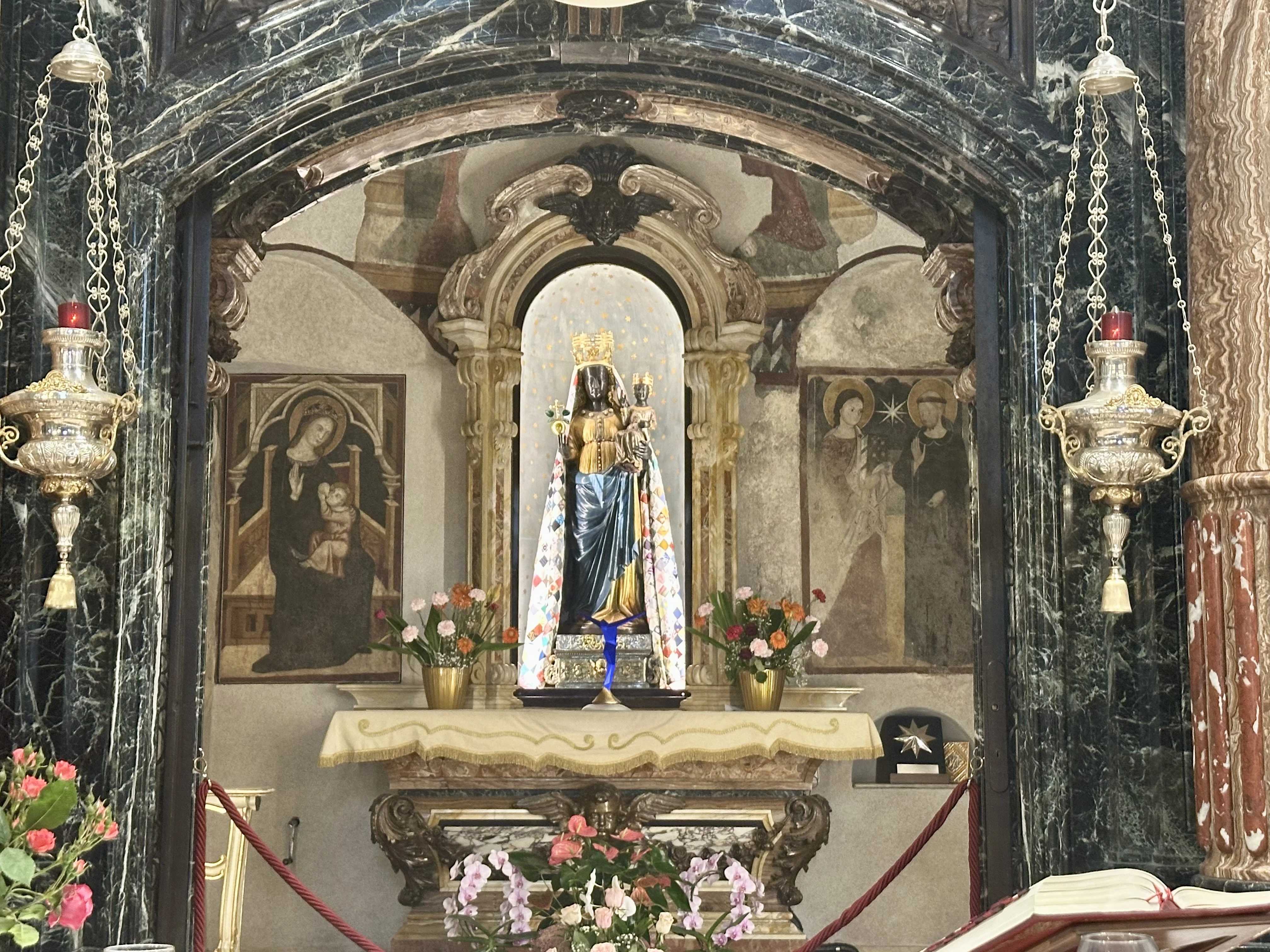De Zwarte Madonna in het Heiligdom van Oropa, Italië. In een brief uit 1925 schreef Pier Giorgio Frassati: "Ik ga omhoog naar Oropa om te bidden in het Heiligdom. Ik zal aan jullie denken aan de voeten van de bruine Madonna." Credit: Courtney Mares