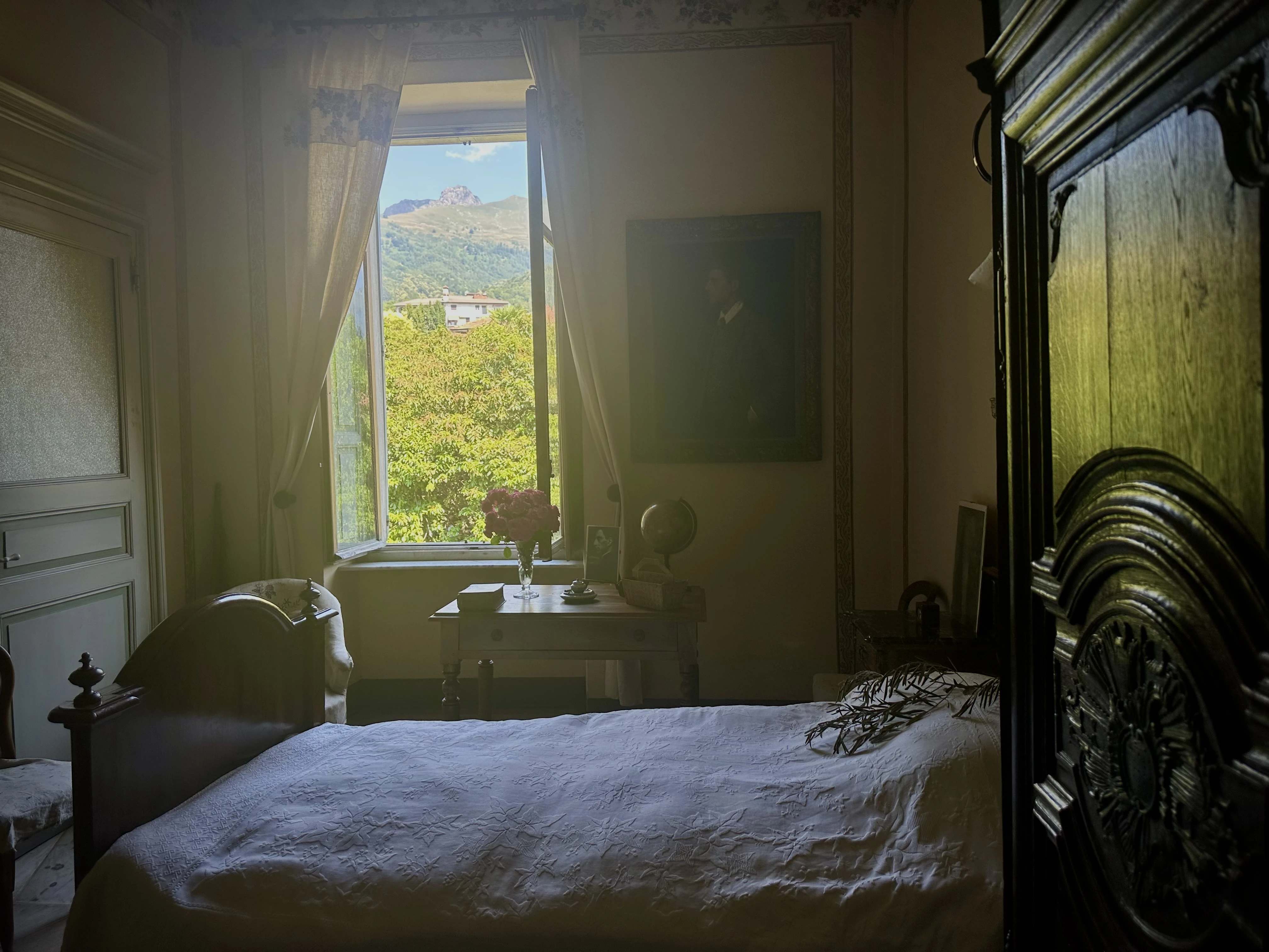 Het uitzicht op Mount Mucrone vanuit de slaapkamer van Pier Giorgio Frassati in Pollone, Italië. Credit: Courtney Mares