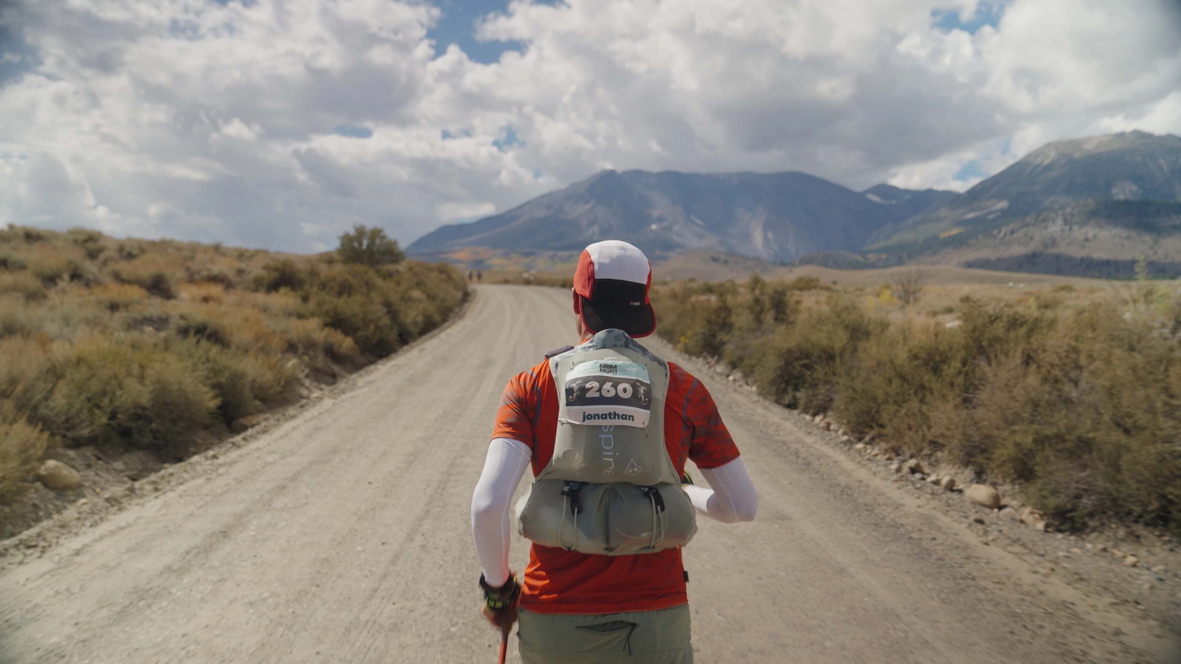 Jonathan Kuplack neemt deel aan "The Mammoth," een race van 214 mijl door de Eastern Sierras in Californië, met de hoop andere mannen door het hele land te inspireren. Credit: Jacob Schmiedicke