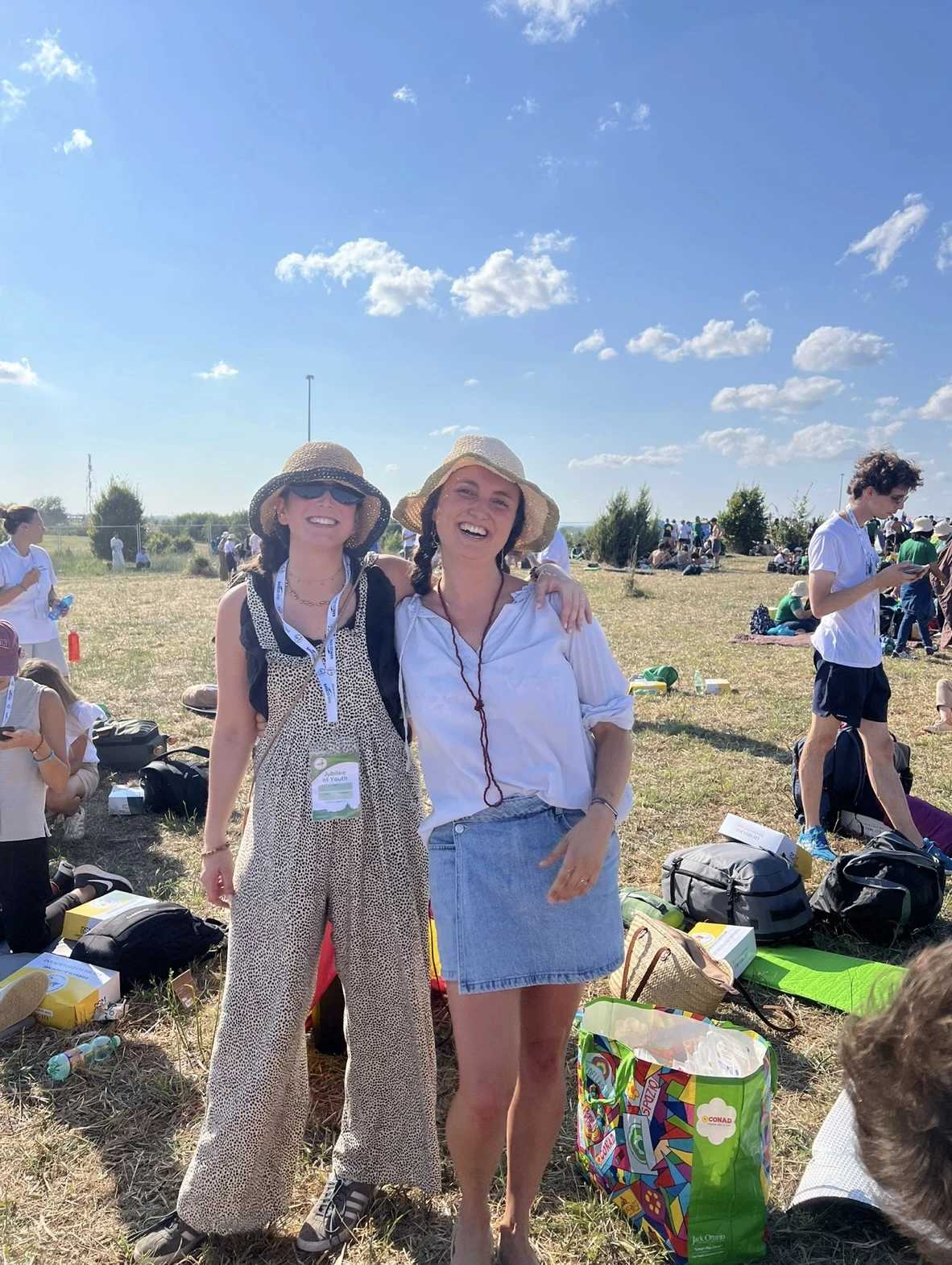 Claudia Arrieta met een vriend op de esplanade van Tor Vergata. Krediet: Foto met dank aan Claudia Arrieta