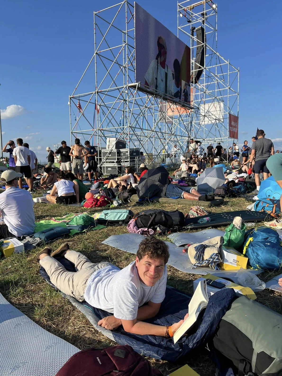 Een jongeman leest een boek op de esplanade van Tor Vergata. Krediet: Foto met dank aan Claudia Arrieta