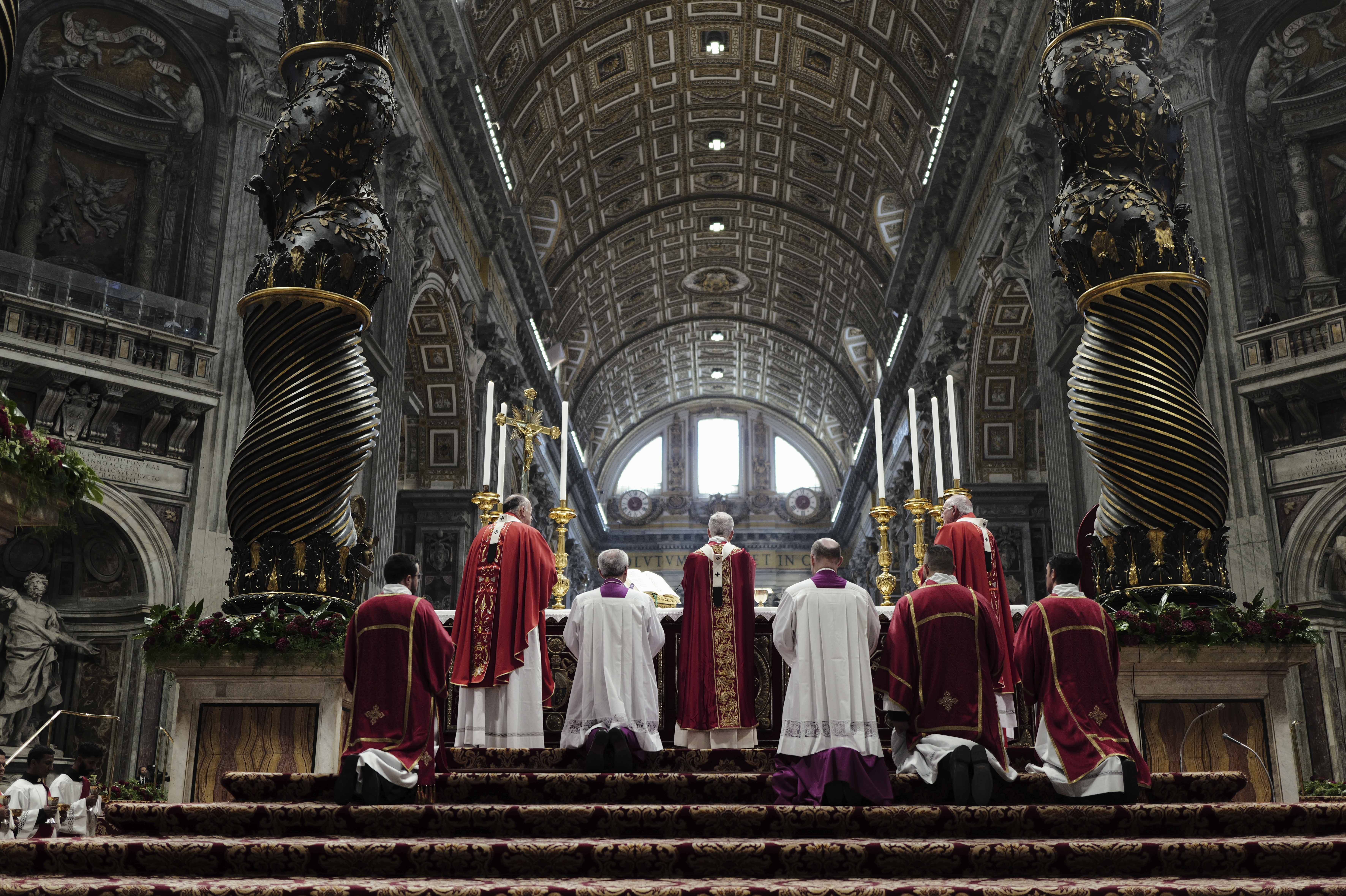 Paus Leo XIV vierde op zondagochtend de mis in de Sint-Pietersbasiliek tijdens het Hoogfeest van de heiligen Petrus en Paulus. Aanwezig was metropoliet Emmanuel van Chalcedon, hoofd van de delegatie van het Oecumenisch Patriarchaat, gestuurd naar Rome door Bartholomeüs I voor het hoogfeest — een viering rijk aan oecumenische betekenis. 29 juni 2025. Credit: Vatican Media