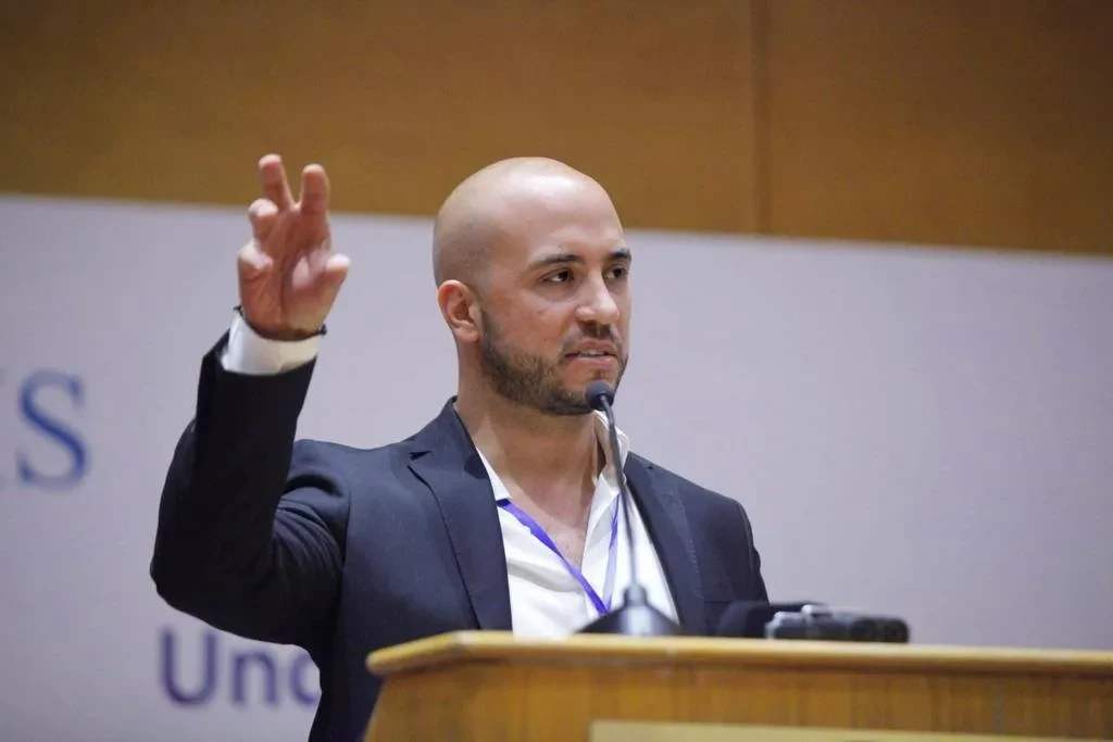 De Libanese advocaat Joy Lahoud bekijkt het nieuwe presidentschap sceptischer. Hij zegt dat hij veelbelovende inaugurele toespraken als een terugkerend patroon in de Libanese politiek ziet, waarbij elke nieuwe president verwachtingen wekt die zelden in daden worden omgezet. Volgens hem is het falen niet altijd persoonlijk, maar institutioneel. Met dank aan Joy Lahoud