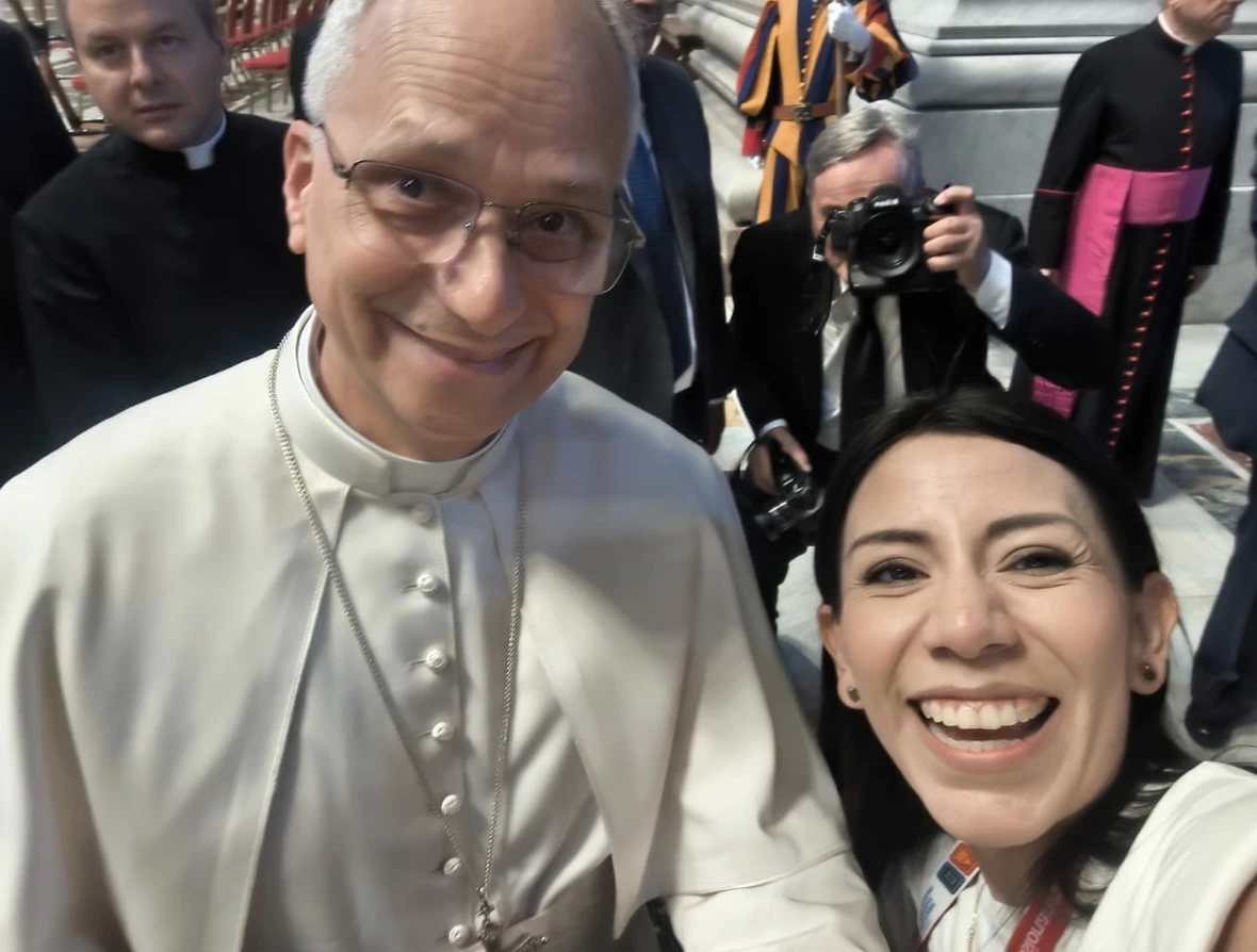 María Fernanda de Luna Martínez in haar "selfie" met paus Leo XIV. Krediet: Foto met dank aan María Fernanda de Luna