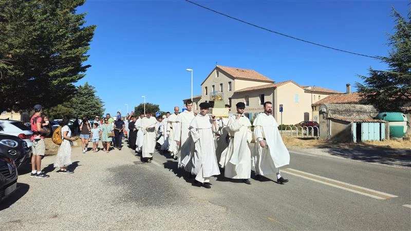 Elk jaar, op de zondag het dichtst bij 22 juli, vindt er in de straten van Sainte-Maximine in Frankrijk een processie plaats met de schedel van Maria Magdalena — bewaard in een gouden relikwiehouder. Credit: Heiligdom van La Sainte-Baume