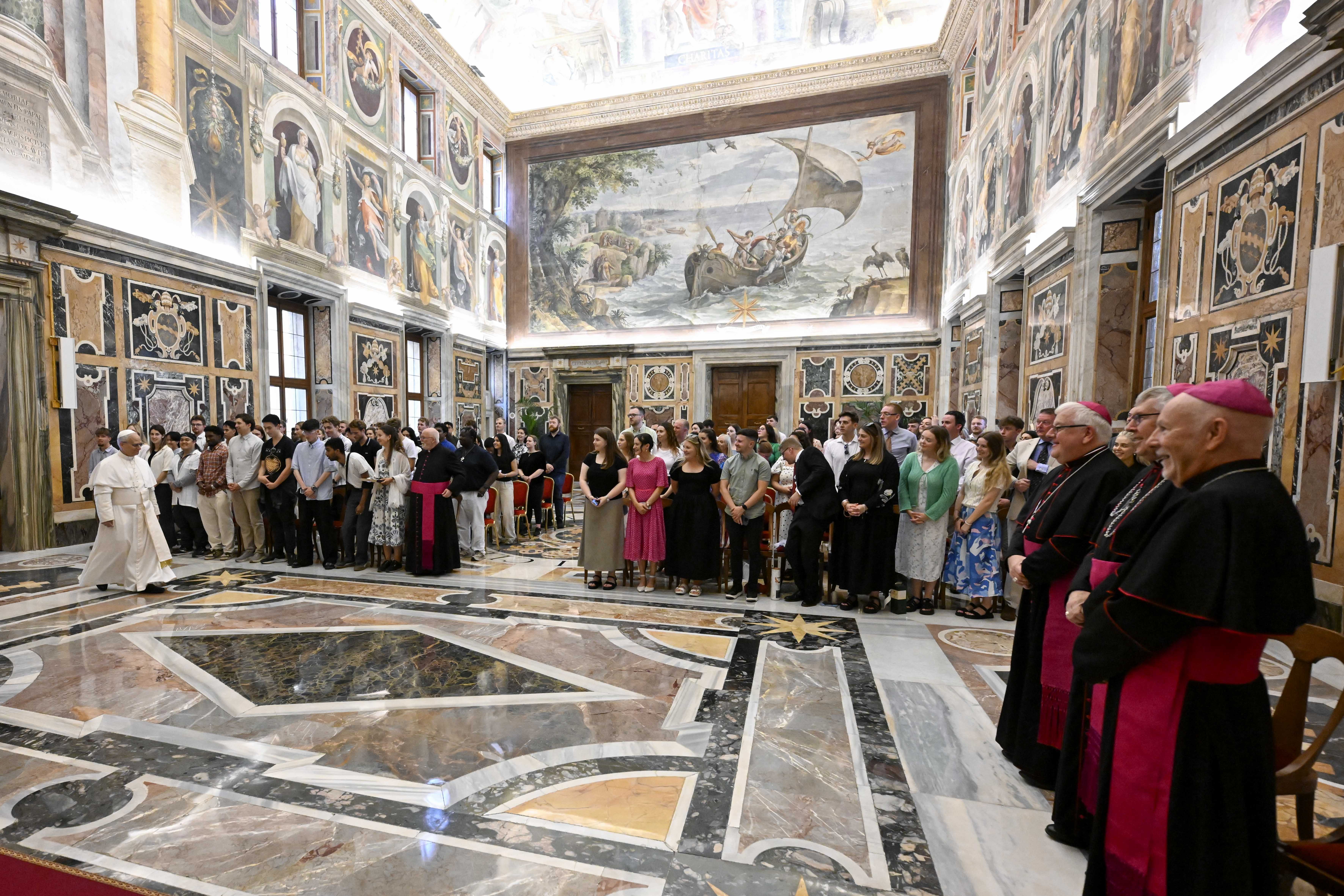 Paus Leo XIV verschijnt voor een groep leraren en jongeren uit Denemarken, Engeland, Ierland, Schotland en Wales in het Vaticaan op zaterdag 5 juli 2025. Credit: Vatican Media