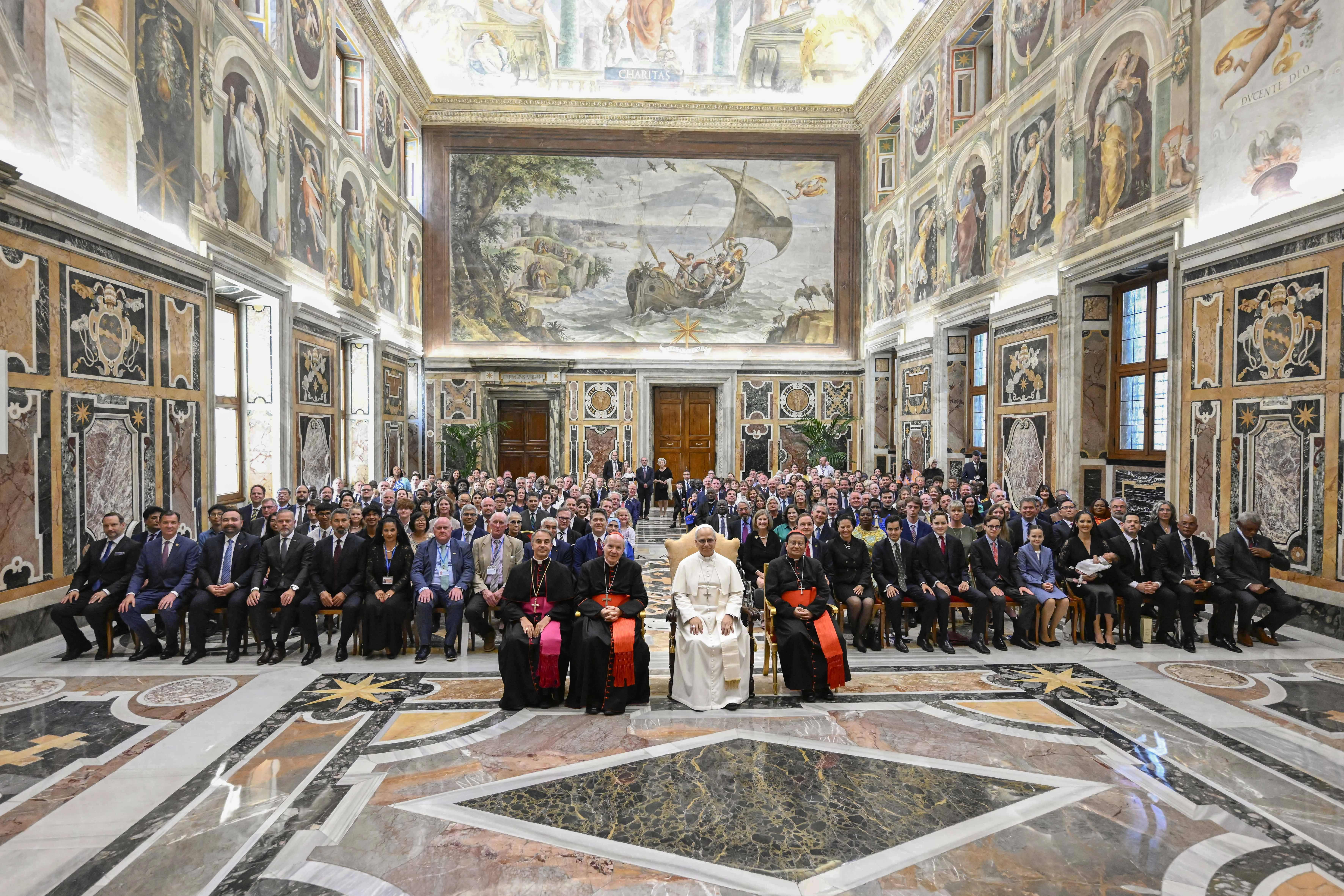Paus Leo XIV poseert met het International Catholic Legislators Network in het Vaticaan, zaterdag 23 augustus 2025. Credit: Vatican Media