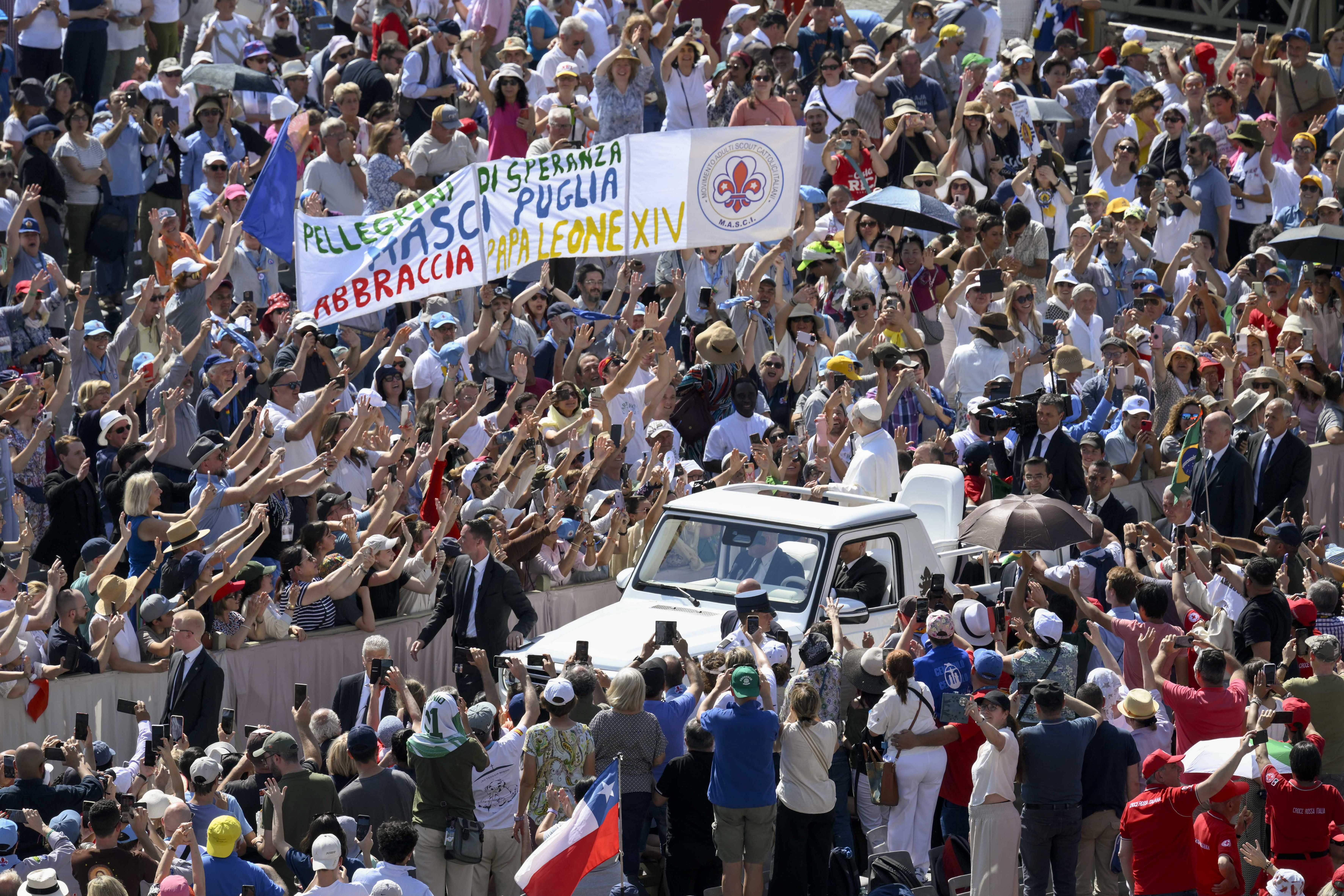 Ongeveer 70.000 mensen uit meer dan 100 landen schreven zich in om deel te nemen aan het Jubileum van Kerkelijke Bewegingen, Verenigingen en Nieuwe Gemeenschappen in Rome, dat werd afgesloten met de Mis voor Pinksteren op het Sint-Pietersplein op 8 juni 2025. Credit: Vatican Media