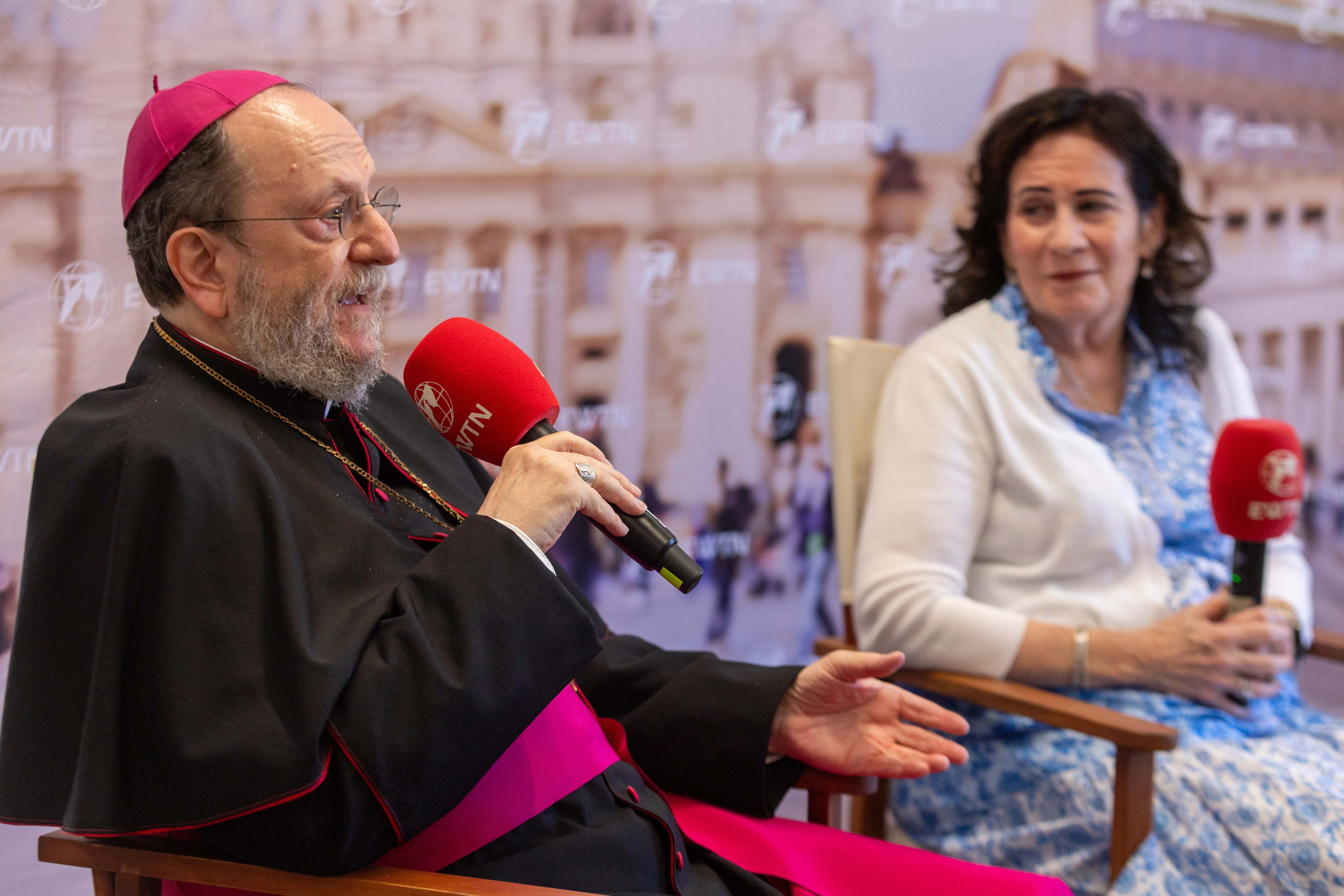 Bisschop Paolo Martinelli, apostolisch vicaris van Zuid-Arabië, spreekt op de EWTN-persconferentie op 26 september 2025. Credit: Daniel Ibanez/EWTN