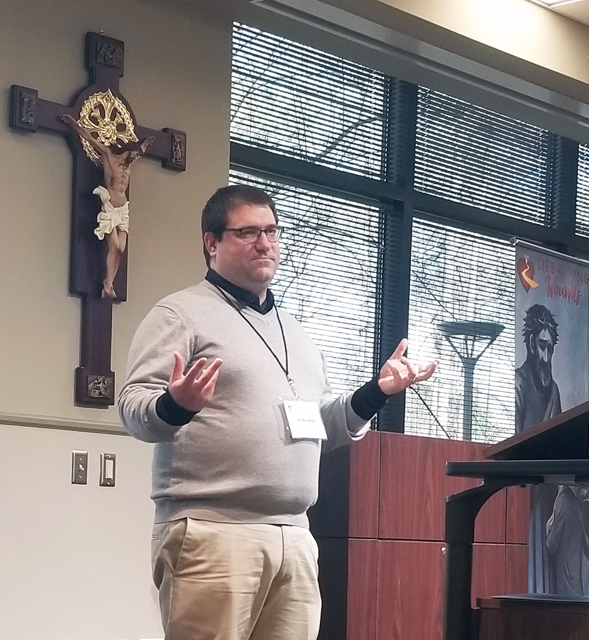 Daniel Meola spreekt tijdens een Life-Giving Wounds retraite. Credit: Foto met dank aan Life-Giving Wounds