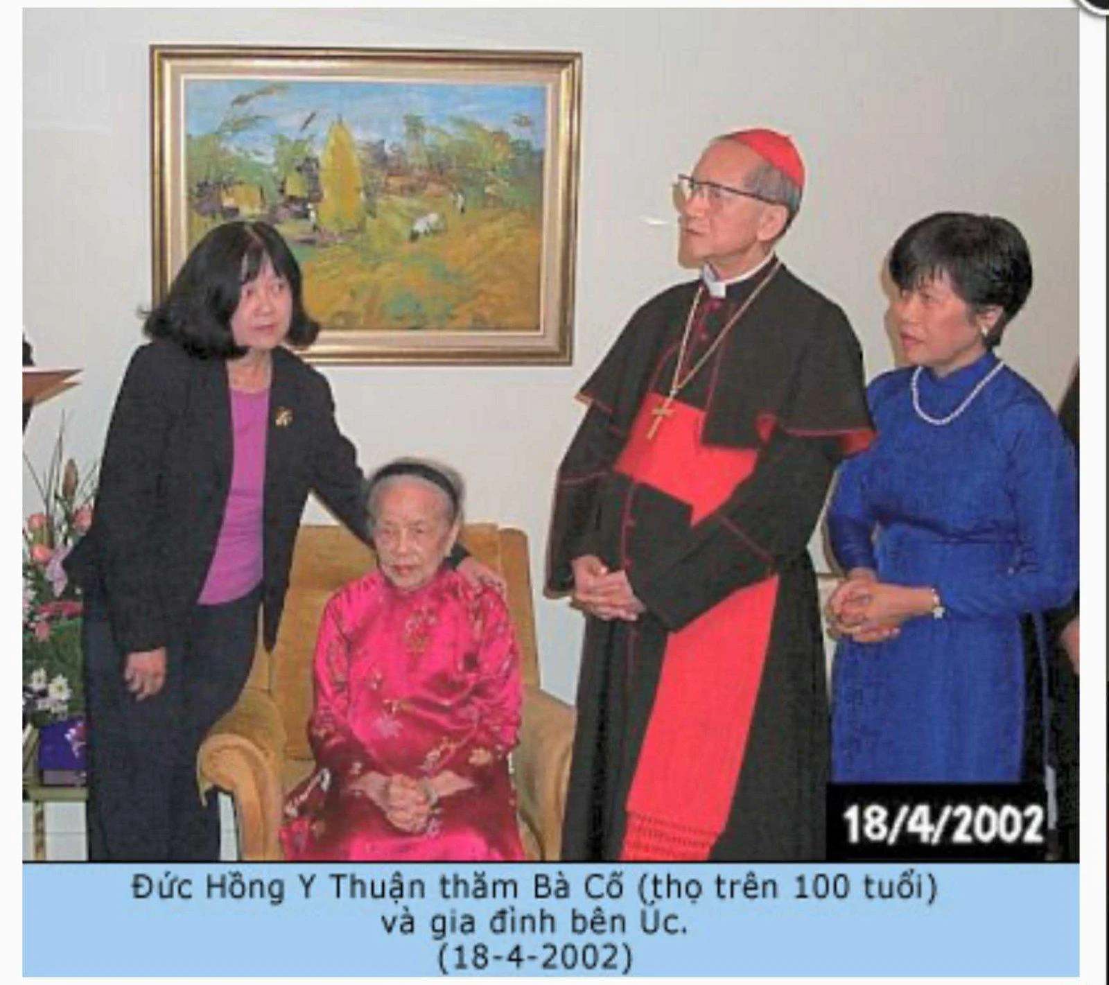 Kardinaal Van Thuan bezoekt in april 2002 zijn familie in Sydney, Australië, ter gelegenheid van de 100ste verjaardag van zijn moeder (zittend), enkele maanden voor zijn overlijden in Rome aan maagkanker op 16 september 2002. Credits: Foto met dank aan Elisabeth Nguyen
