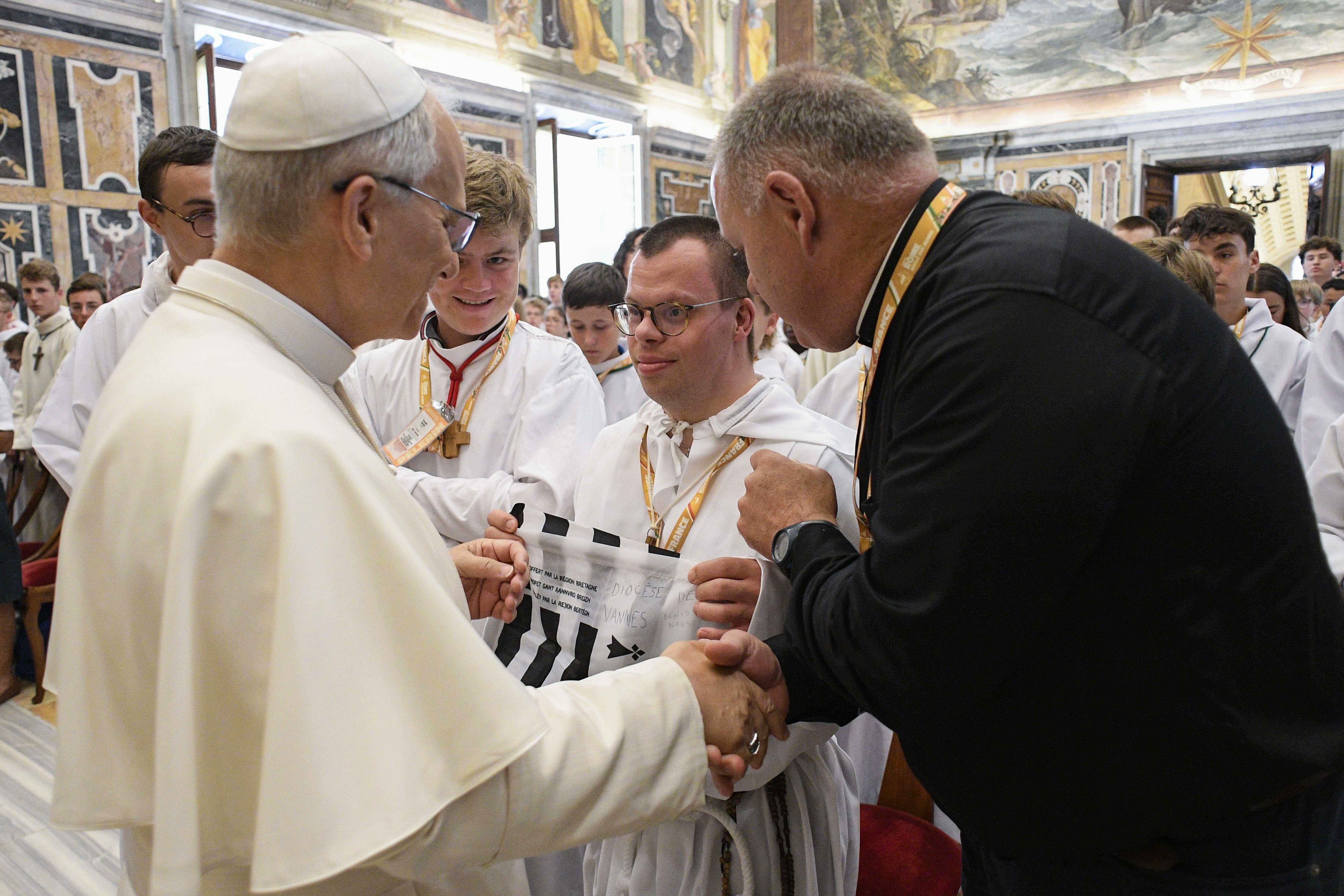 Paus Leo XVI ontmoet Franse misdienaars tijdens een privé-audiëntie op 25 aug. 2025 in het Vaticaan. Credit: Vatican Media