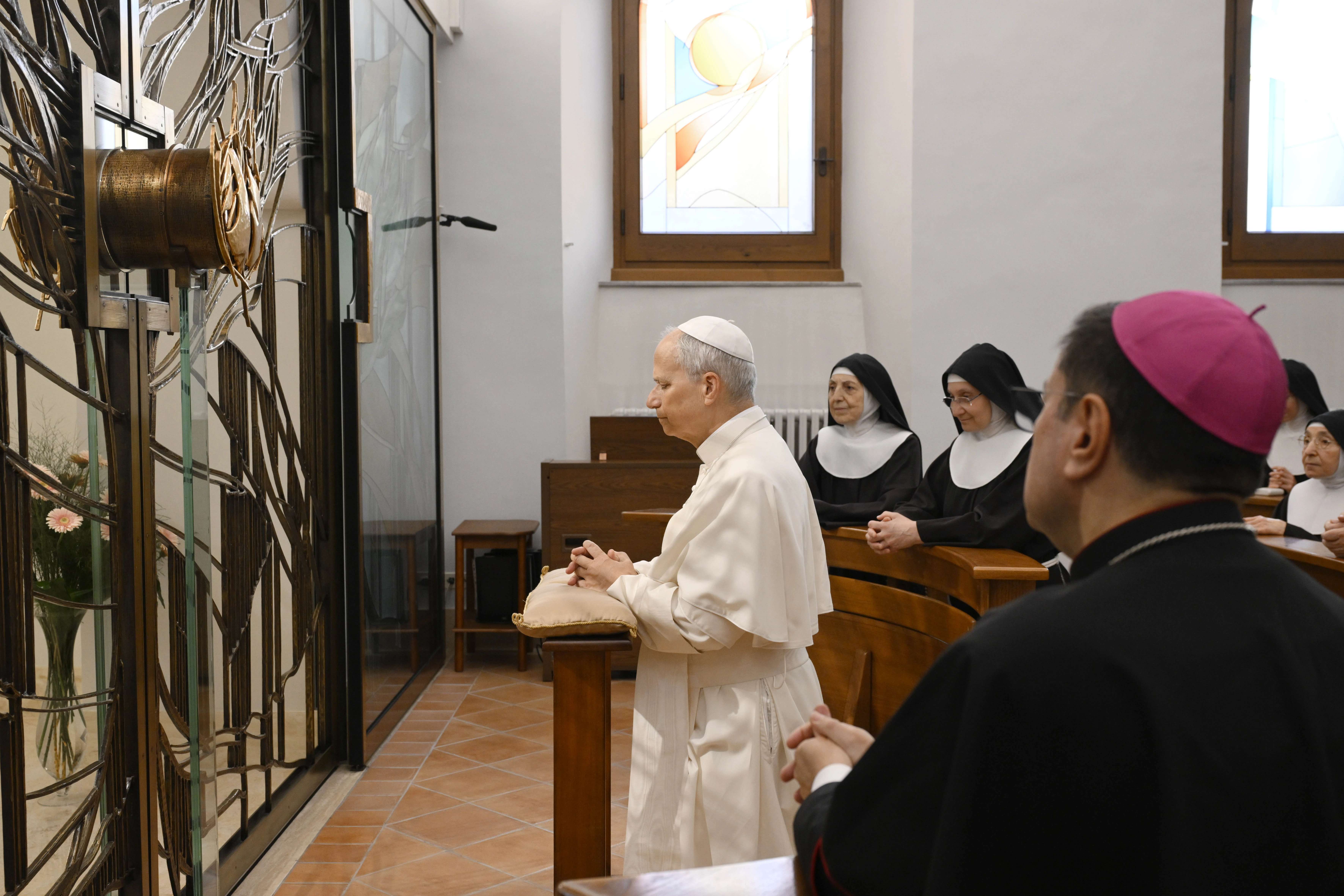 Paus Leo XIV brengt een moment in gebed door in de kapel. Credit: Vatican Media