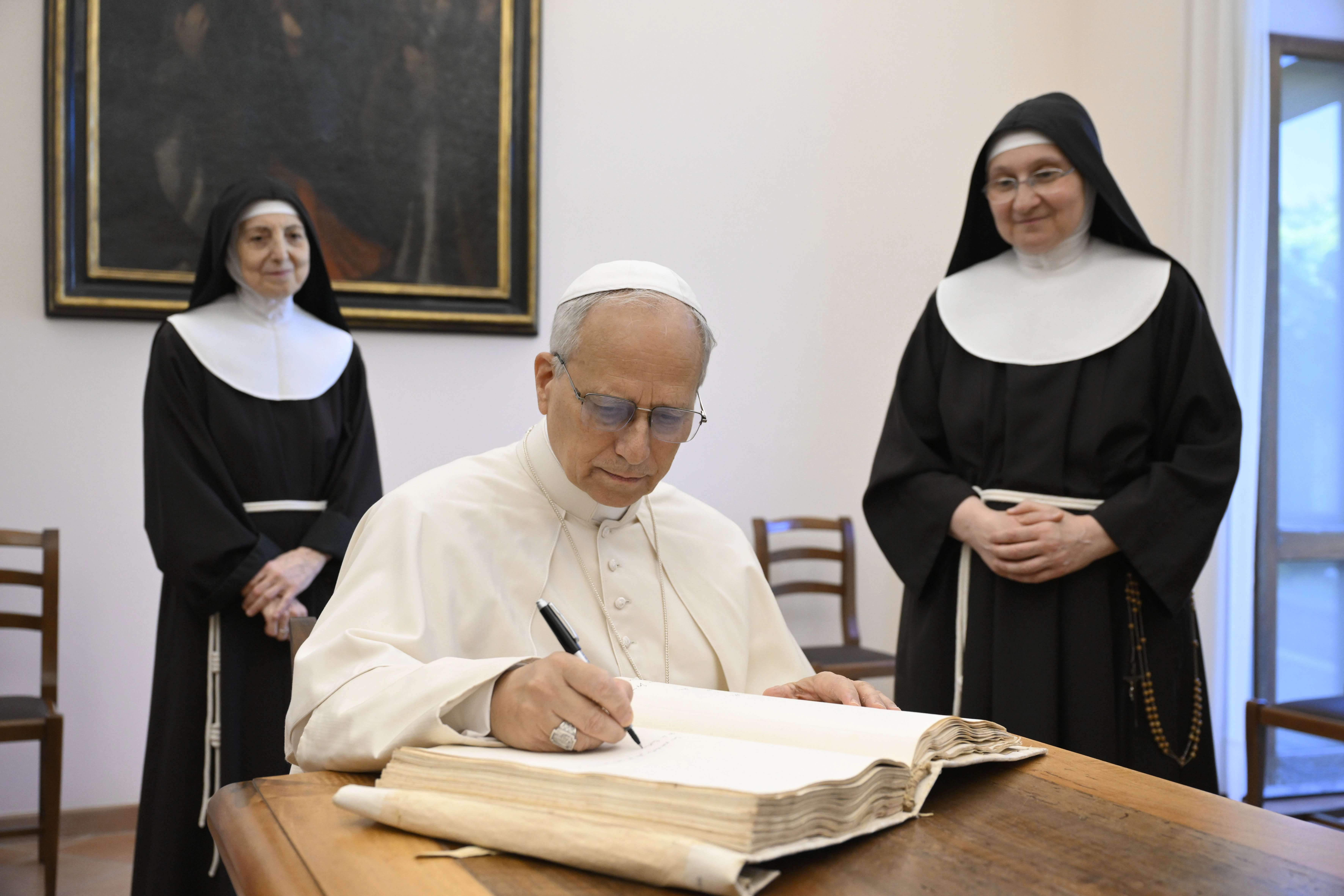Leo XIV ondertekende het gastenboek van eregasten van de zusters. Credit: Vatican Media