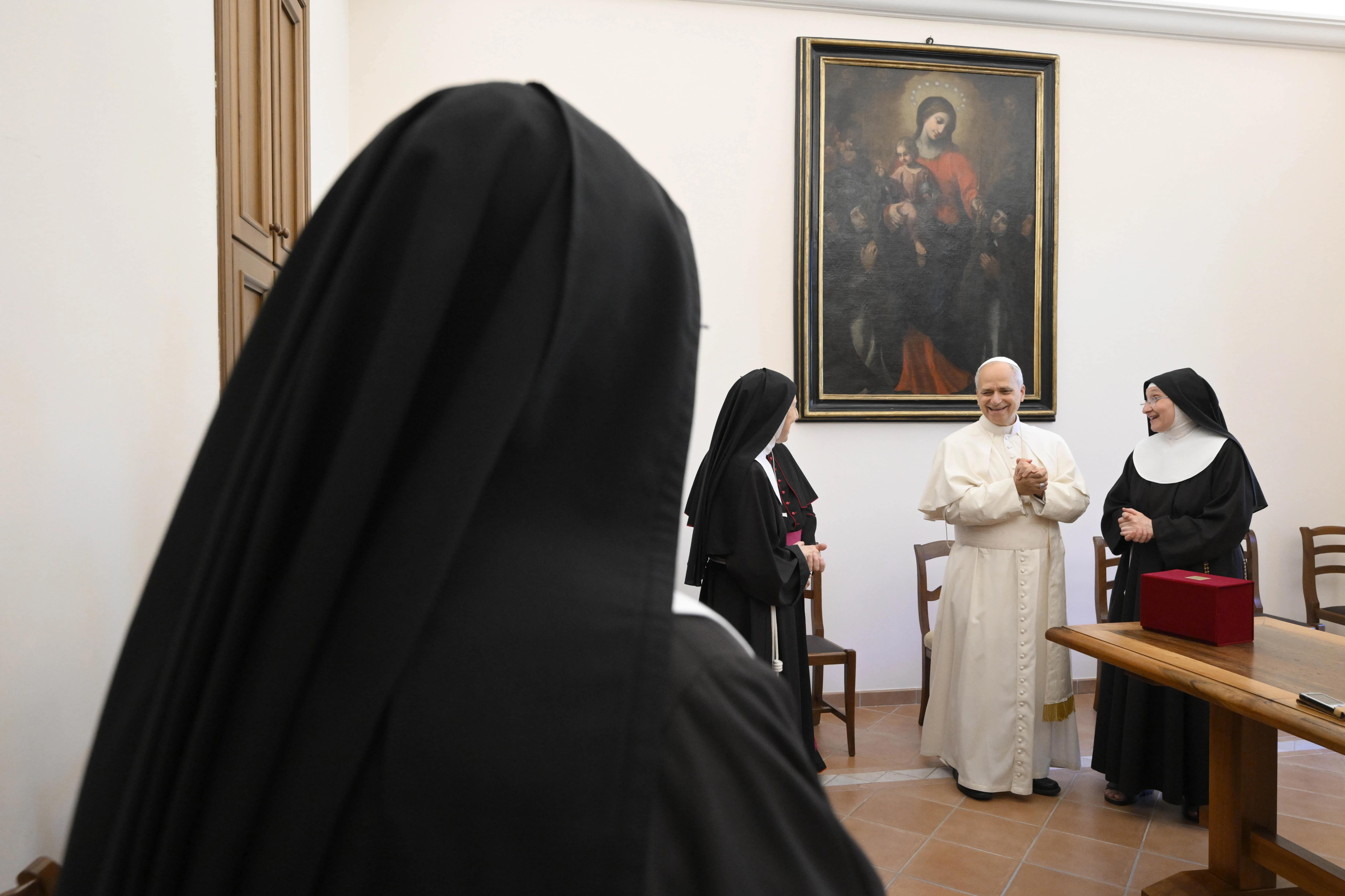 Overal blije gezichten onder de Zusters van Sint Clara tijdens het bezoek van paus Leo XIV op 15 juli 2025. Credit: Vatican Media