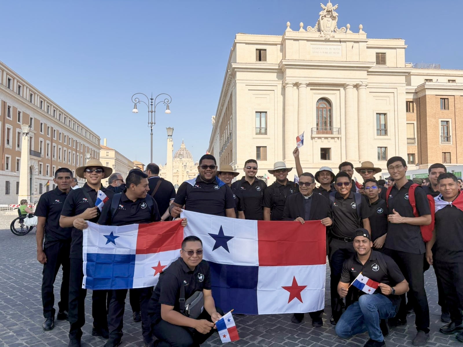 Kleinseminariërs uit Panama poseren met hun nationale vlag in Rome op dinsdag 24 juni 2025. Credit: Victoria Cardiel/EWTN News