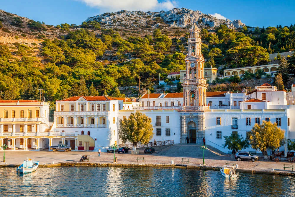 Het klooster van Panormitis op het eiland Symi in Griekenland. Credit: ian woolcock/Shutterstock