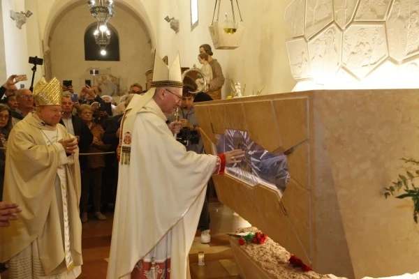 Kardinaal Pietro Parolin bidt voor het graf van Sint Carlo Acutis vóór een Mis op de feestdag van de heilige op 12 oktober 2025 in de Kerk van Santa Maria Maggiore in Assisi, Italië. Credits: Bisdom Assisi