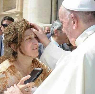 Paus Franciscus zegent Silvia Toma na een algemene audiëntie in 2019. Credit: Courtesy of Silvia Toma