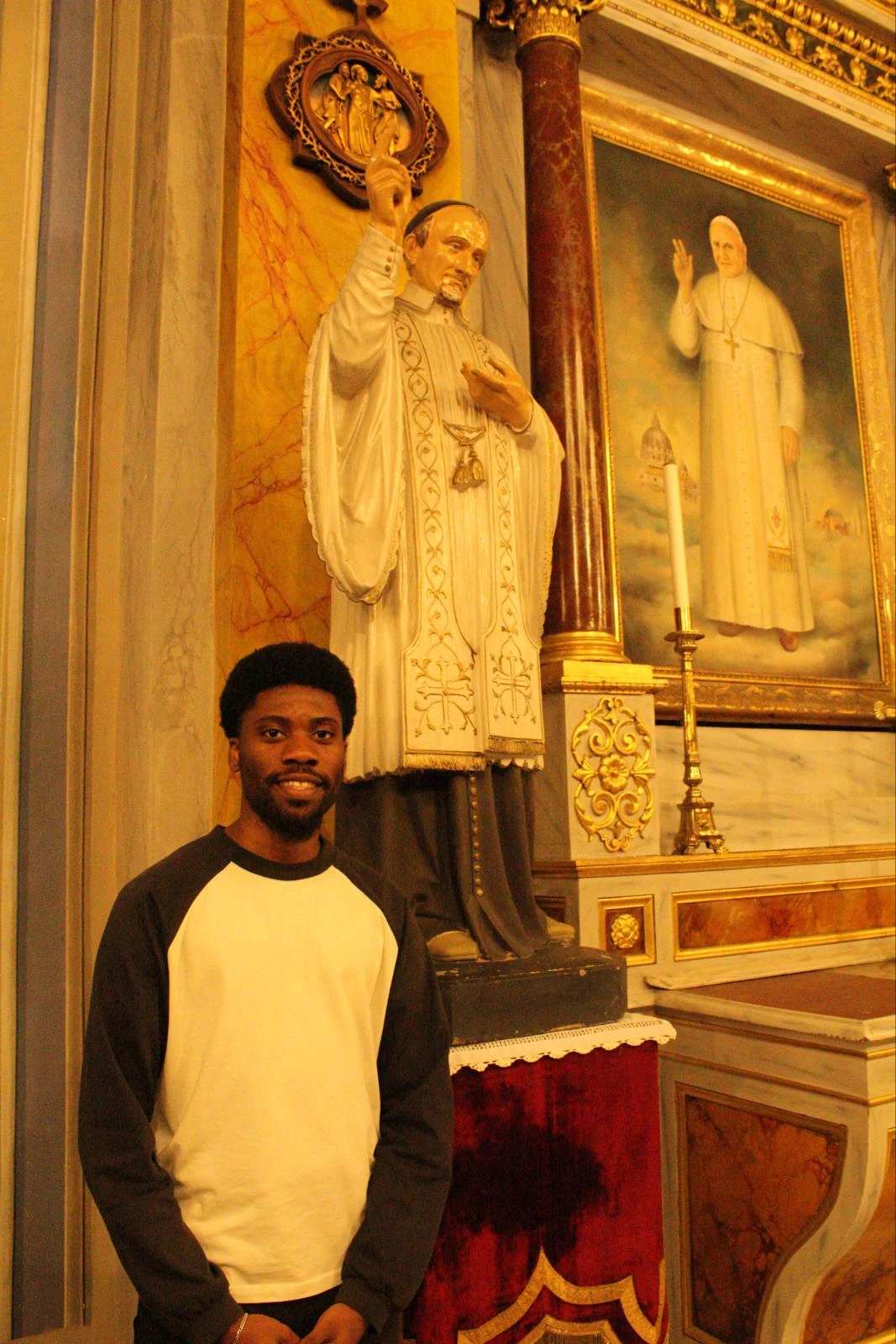 Philip Tata, oorspronkelijk uit Kameroen en nu voorzitter van de jeugdgroep bij de Cathedraal van de Heilige Geest, zei over het bezoek van de Heilige Vader dat hij hoopt dat het vernieuwde steun en aanmoediging voor de jongere generatie kan inspireren. Credit: Romy Haber