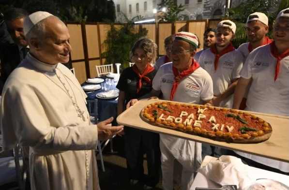 Werknemers van de Italiaanse pizzeria O' Zi Aniello overhandigen paus Leo XIV een pizza met zijn naam. Bron: Vatican Media