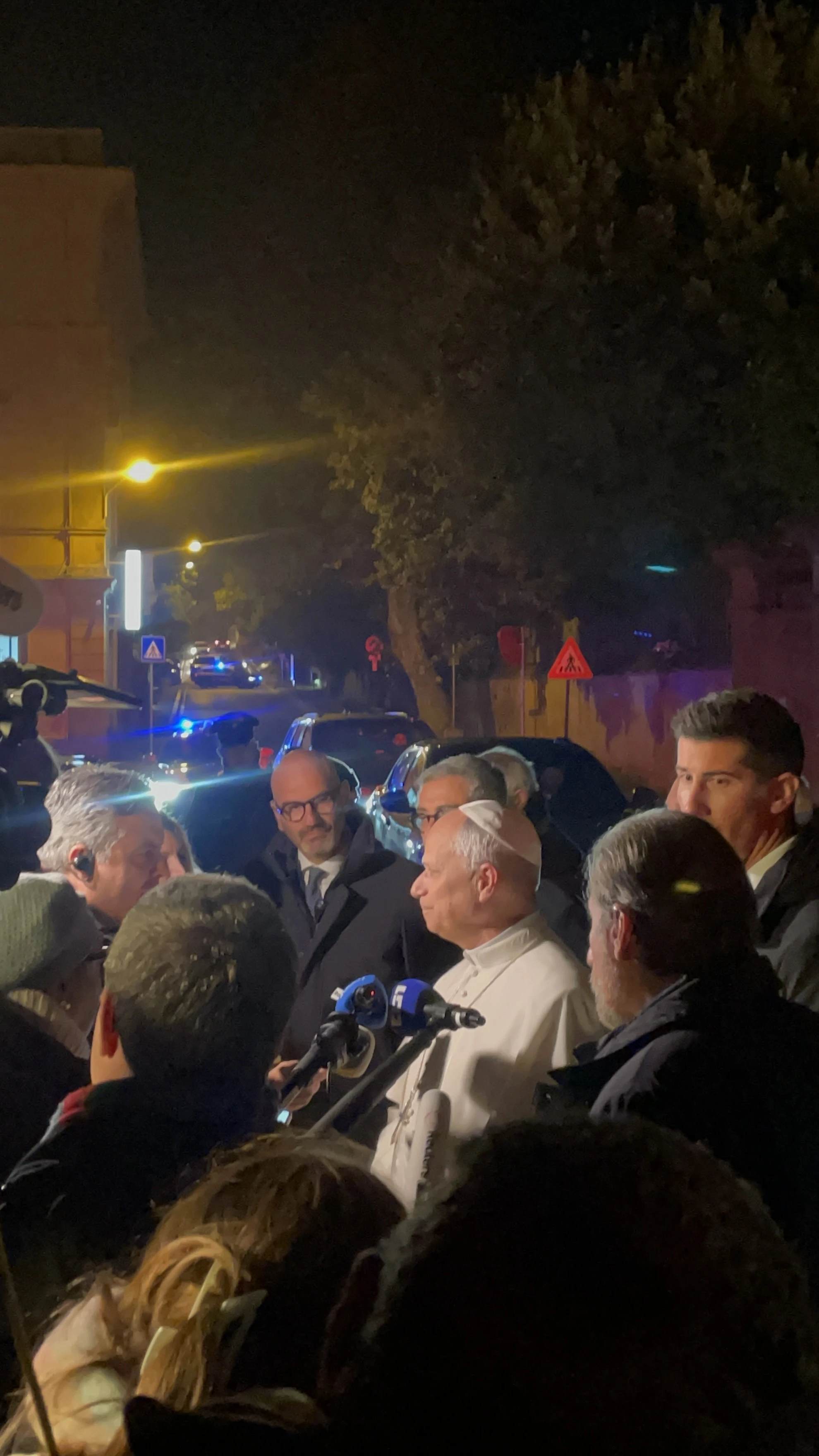 Paus Leo XIV spreekt de pers toe in Castel Gandolfo op 9 december 2025. Credit: Zofia Czubak/ CNA