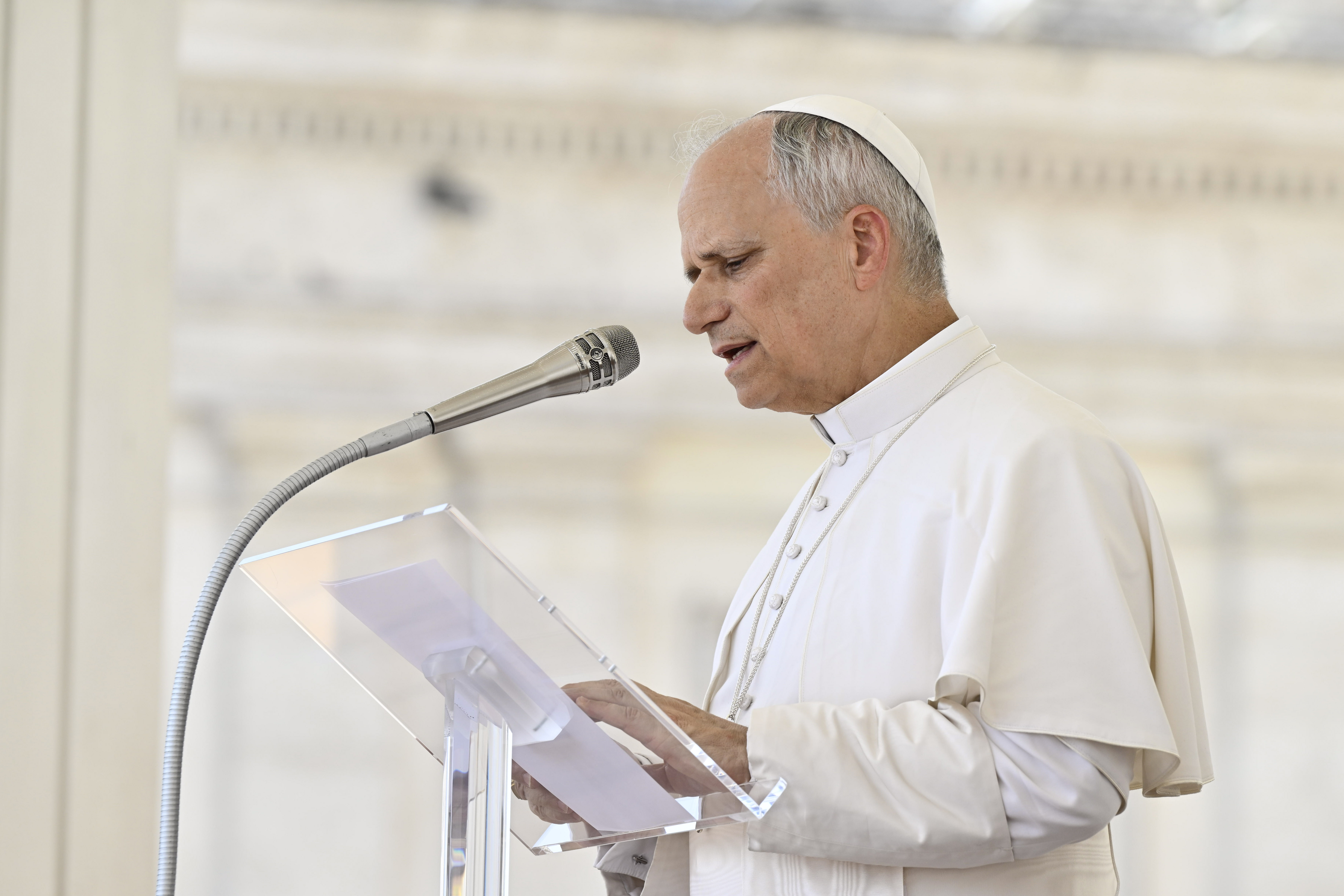 Paus Leo XIV houdt zijn zondagse Angelus-toespraak voor pelgrims verzameld op het Sint-Pietersplein op 15 juni 2025. Credit: Vatican Media