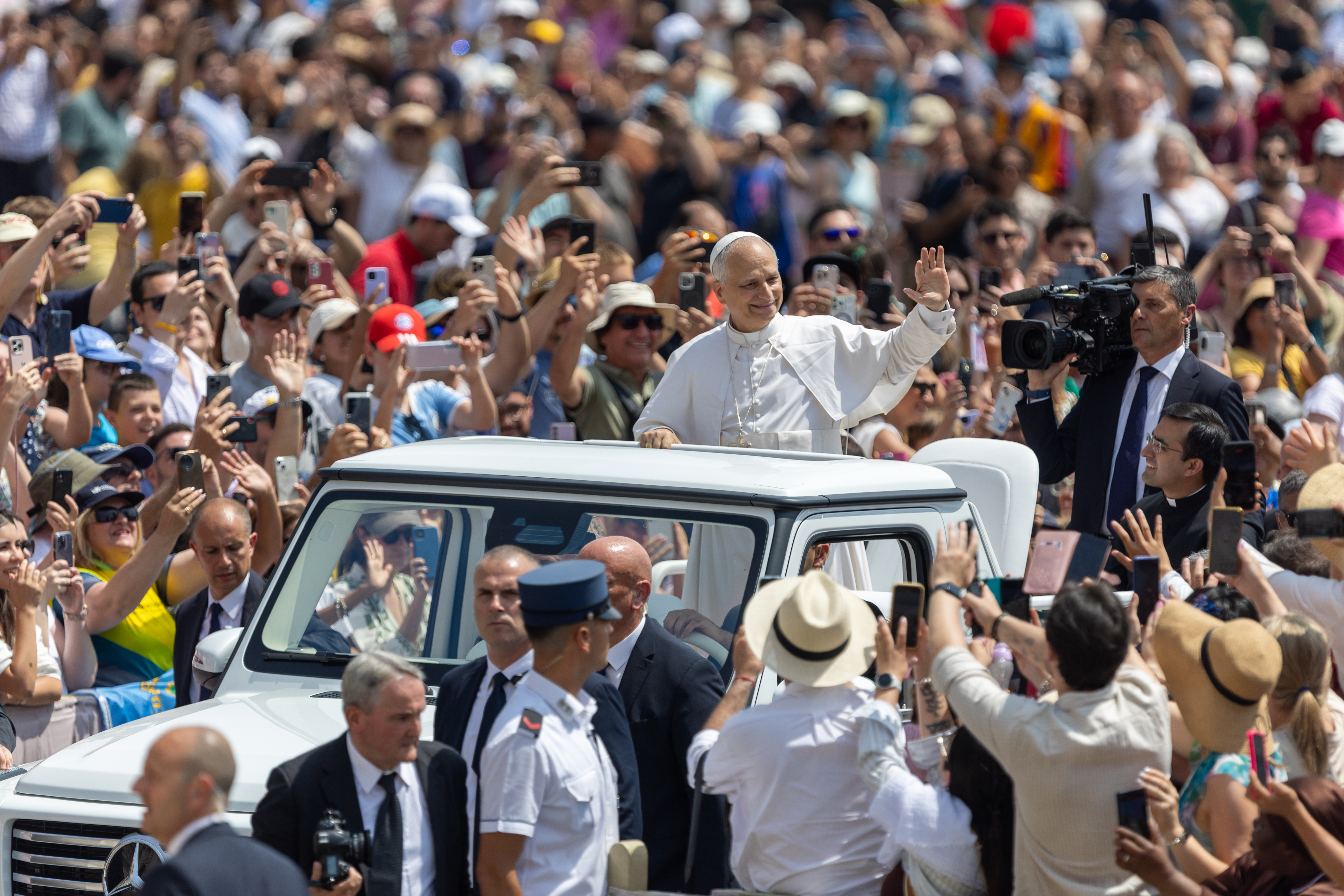 Paus Leo XIV zwaait naar pelgrims verzameld op het Sint-Pietersplein bij 95 graden hitte voor zijn zondagse Angelus-toespraak op 15 juni 2025. Credit: Daniel Ibañez/CNA