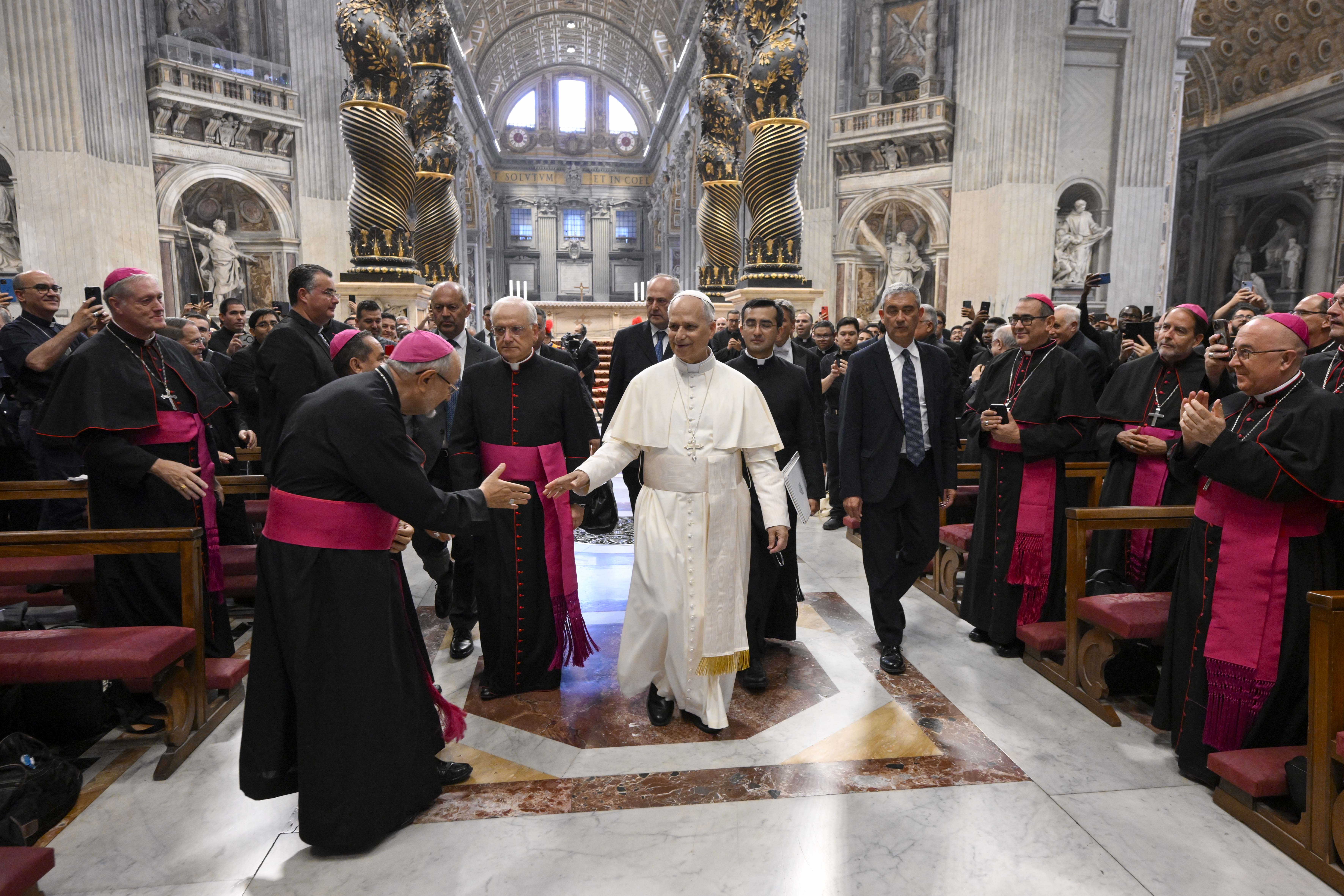 Paus Leo XIV begroet bisschoppen die bijeen zijn voor het Jubileum van de Bisschoppen op 25 juni 2025 in de Sint-Pietersbasiliek in Vaticaanstad. Credit: Vatican Media
