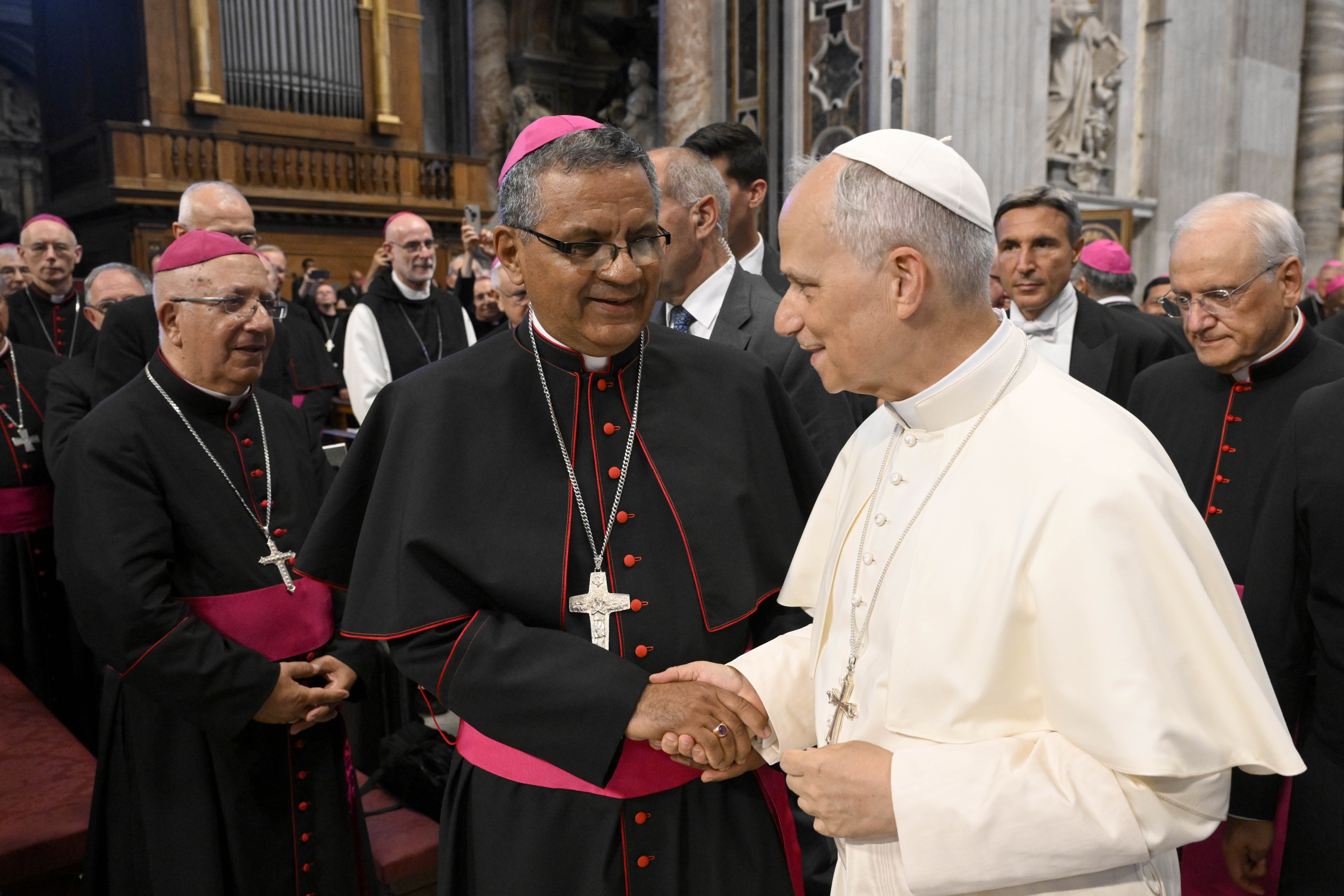 Paus Leo XIV begroet bisschoppen die bijeen zijn voor het Jubileum van de Bisschoppen op 25 juni 2025 in de Sint-Pietersbasiliek in Vaticaanstad. Credit: Vatican Media