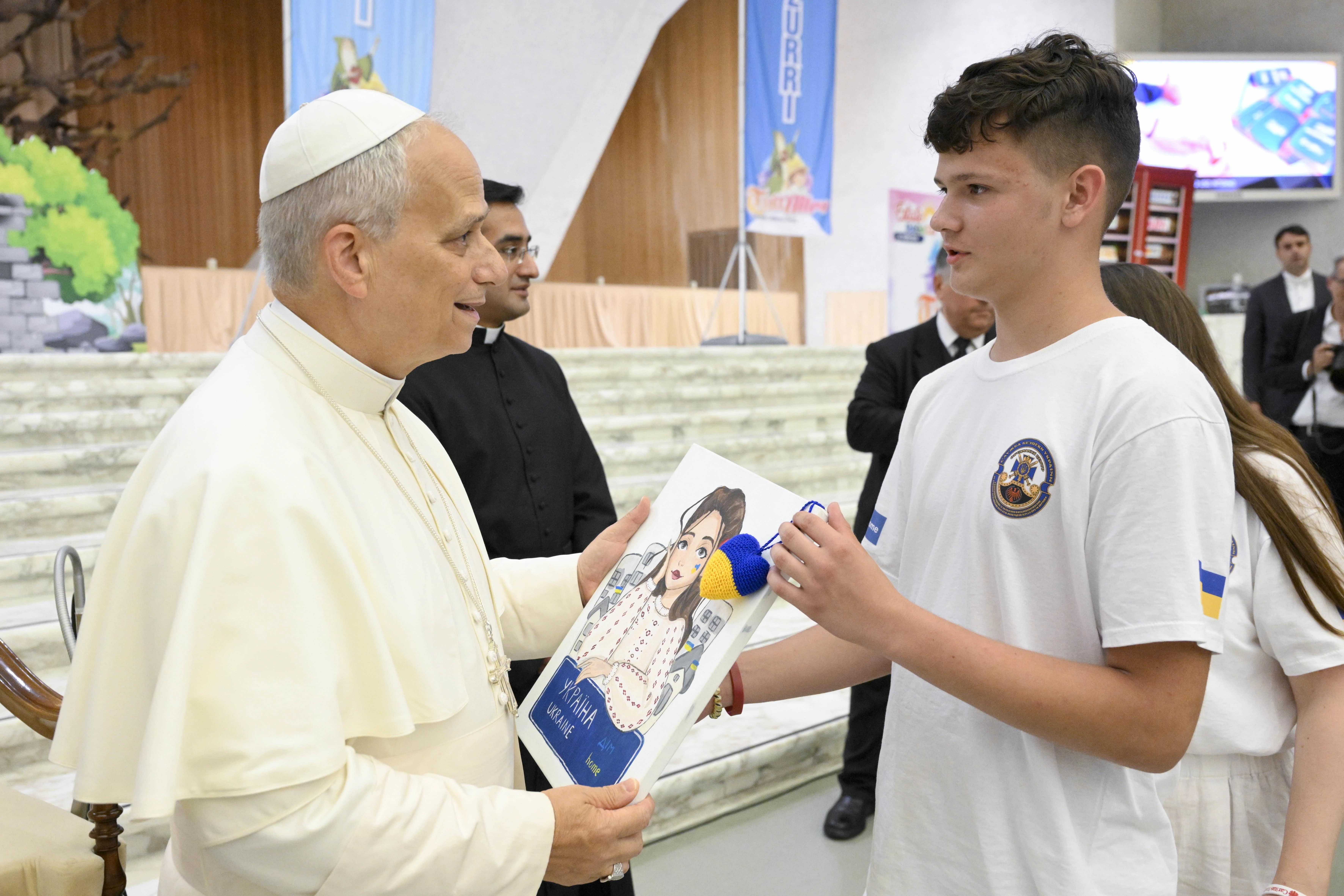 Paus Leo XIV ontvangt een tekening van een deelnemer aan het zomerkamp “Estate Ragazzi in Vaticano” op 3 juli 2025 in het Vaticaan. Credit: Vatican Media