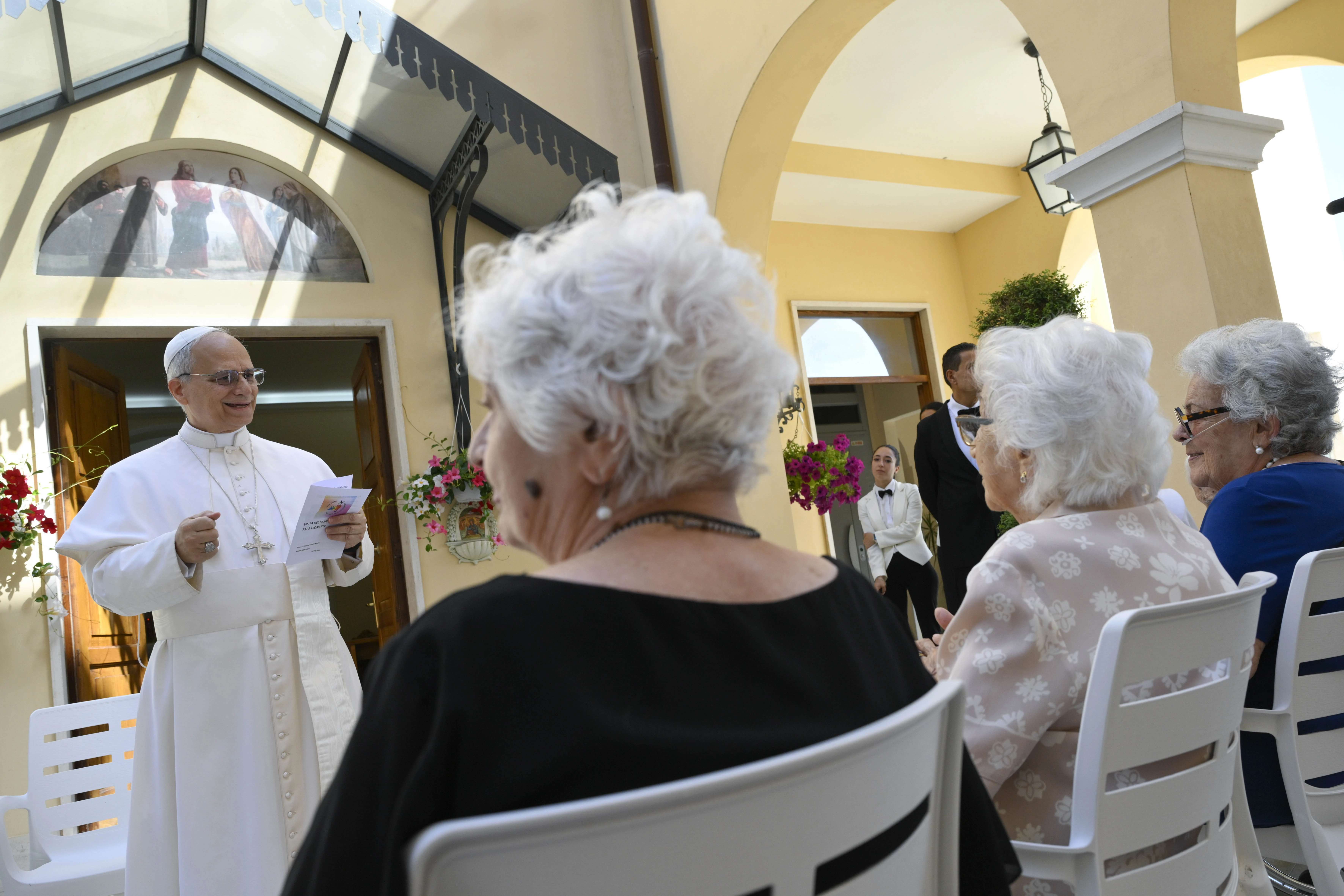 Paus Leo XIV spreekt tot bewoners van St. Martha Woonhuis voor Ouderen in Castel Gandolfo, Italië, tijdens een bezoek op 21 juli 2025. Bron: Vatican Media