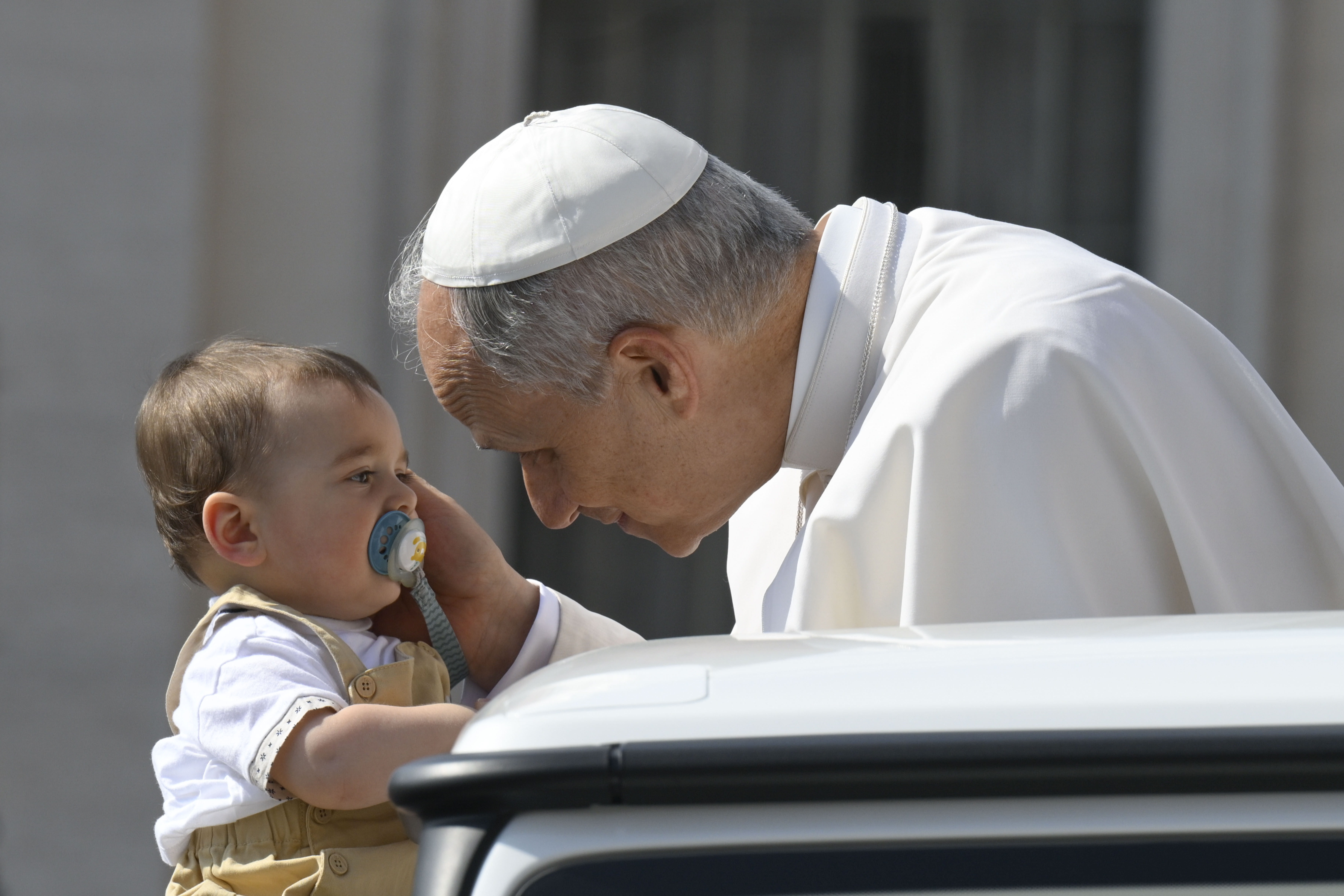 Paus Leo XIV zegent een baby tijdens zijn algemene audiëntie op het Sint-Pietersplein op 18 juni 2025 in Vaticaanstad. Credit: Vatican Media