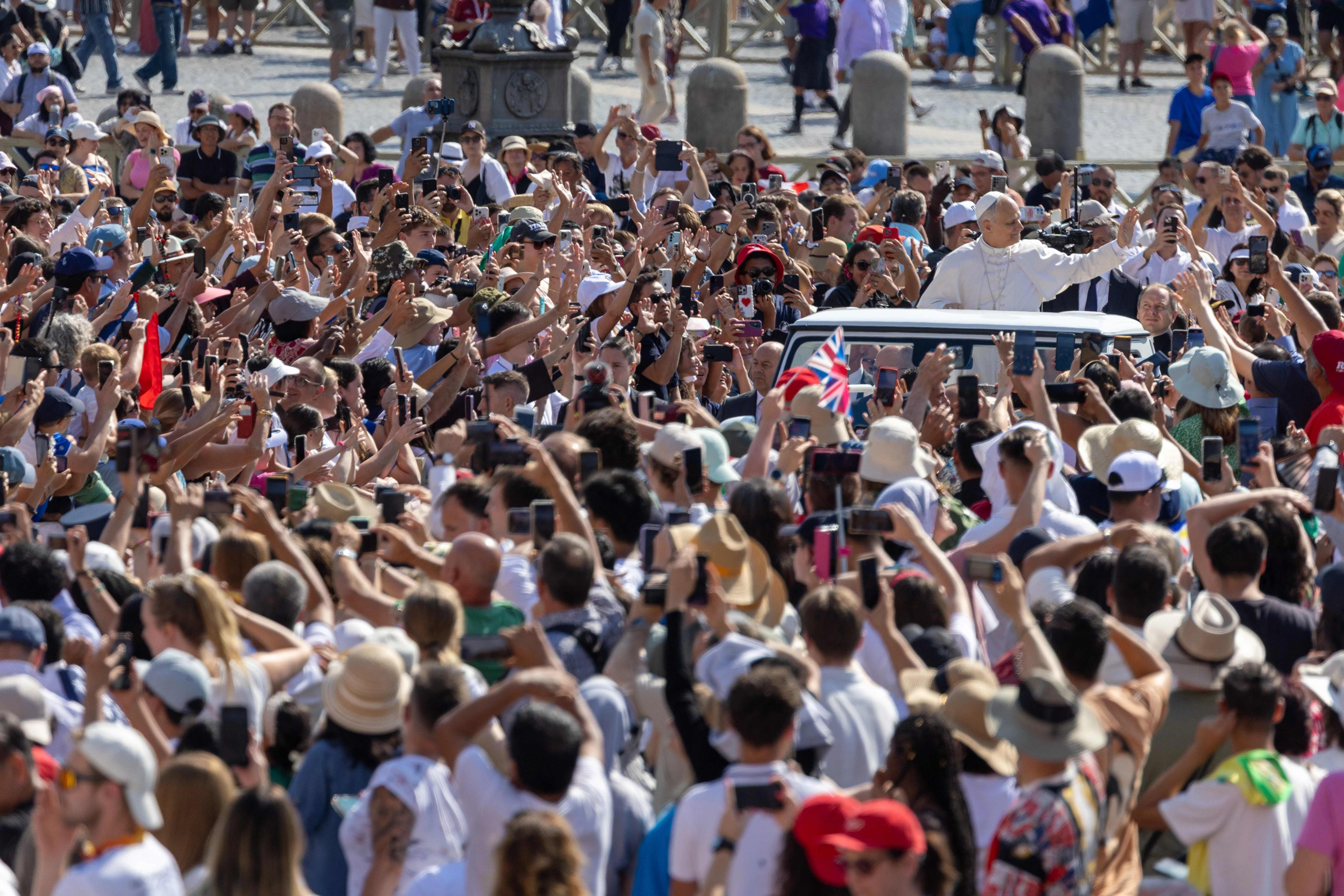 Paus Leo XIV zwaait vanuit de pausmobiel naar de menigte die bijeen is op zijn woensdagse algemene audiëntie op 6 augustus 2025 op het Sint-Pietersplein in Vaticaanstad. Credit: Daniel Ibañez/CNA