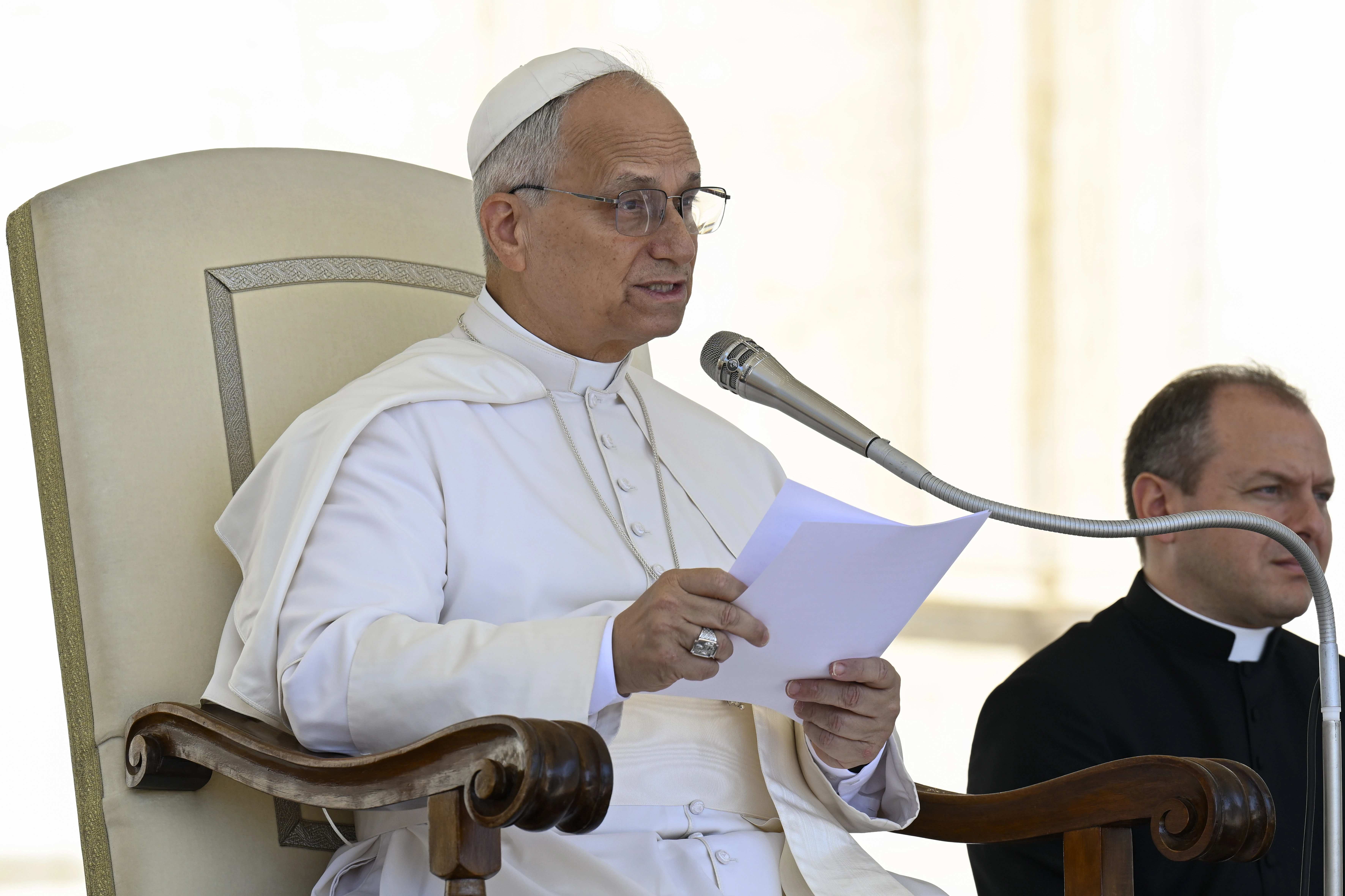 Paus Leo XIV spreekt pelgrims toe tijdens zijn algemene audiëntie op 30 juli 2025, op het Sint-Pietersplein in Vaticaanstad. Krediet: Vatican Media