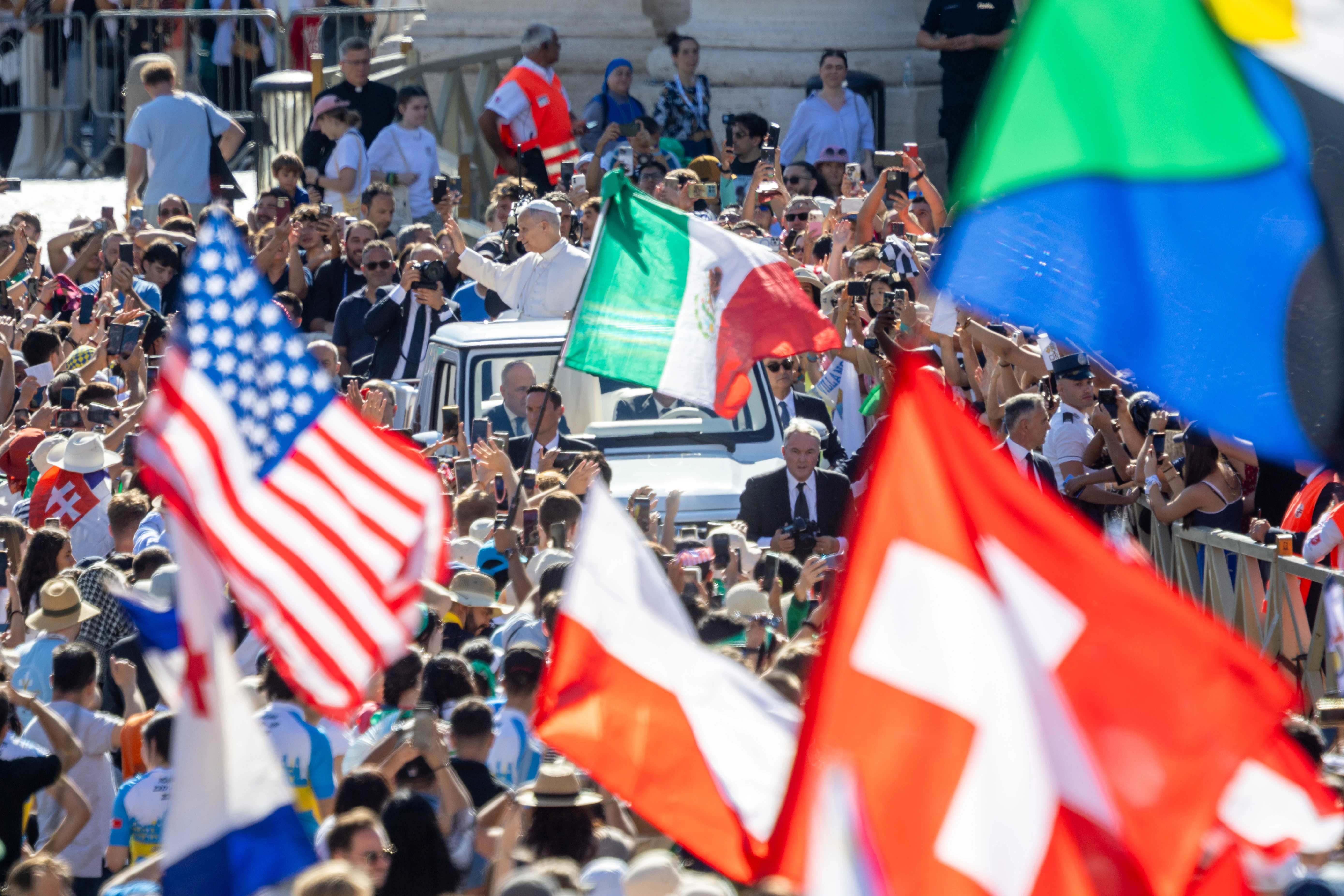Paus Leo XIV zwaait naar pelgrims vanaf de pausmobiel tijdens zijn algemene audiëntie op 30 juli 2025, op het Sint-Pietersplein in Vaticaanstad. Krediet: Daniel Ibañez/CNA
