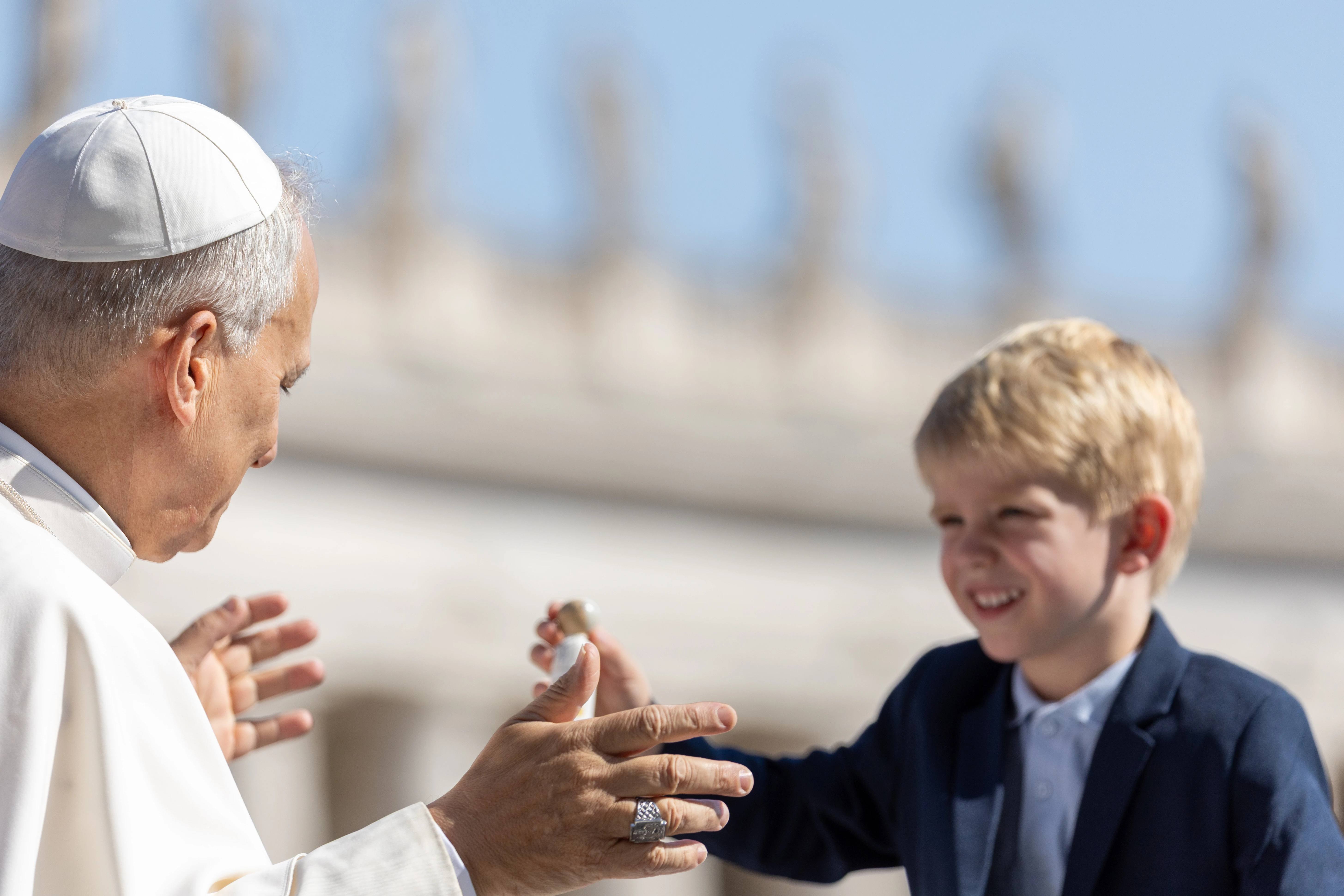 Paus Leo XIV ontvangt een geschenk tijdens de woensdagse algemene audiëntie op 6 augustus 2025 op het Sint-Pietersplein in Vaticaanstad. Credit: Daniel Ibañez/CNA