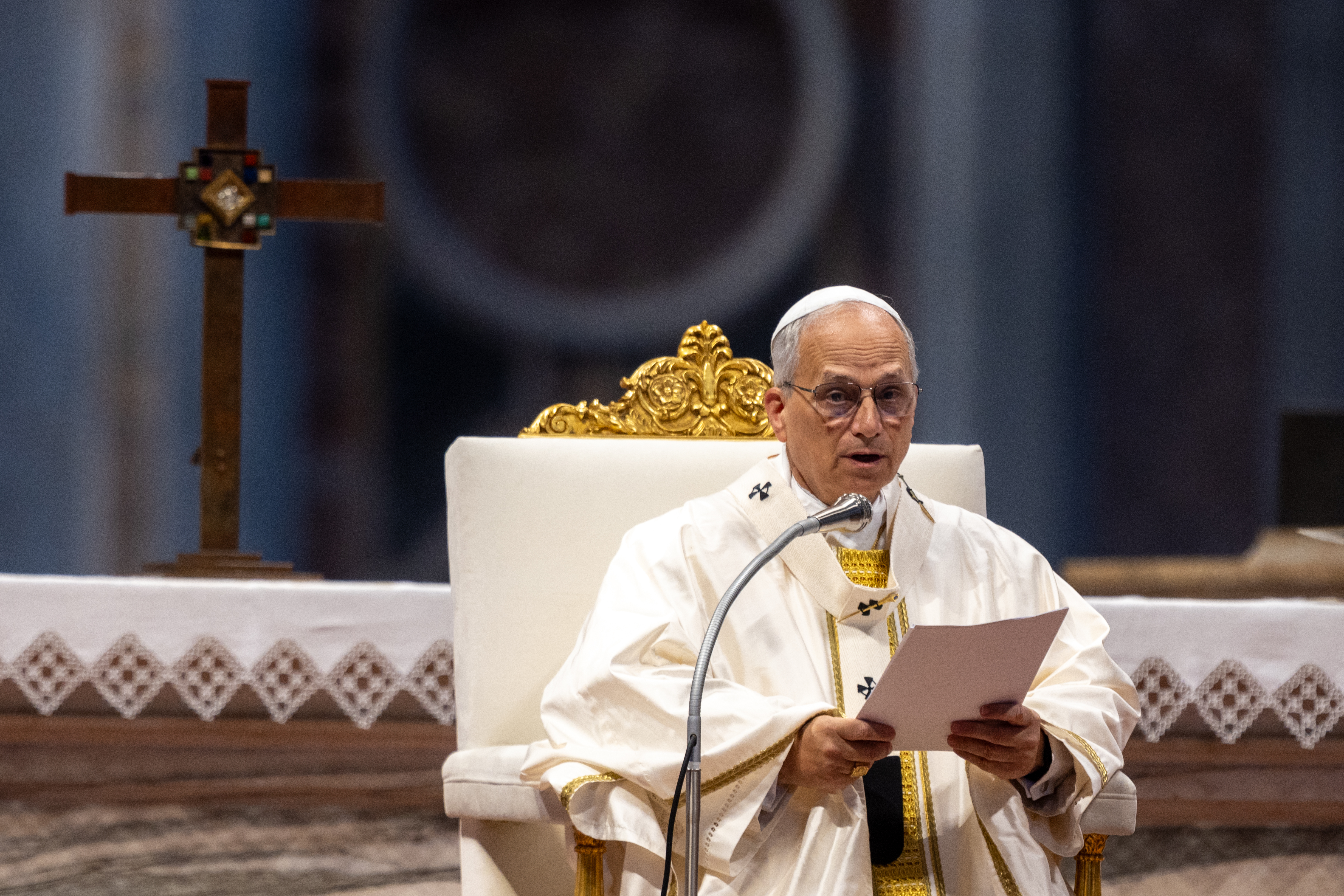 Paus Leo XIV houdt zijn homilie tijdens de feestdag van de Allerheiligste Drie-eenheid en het Jubileum van de Sport op 15 juni 2025 in de Sint-Pietersbasiliek in Vaticaanstad. Credit: Daniel Ibañez/CNA
